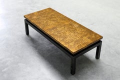 Modernistischer Couchtisch mit patinierter, goldfarbener Platte Belgien Mitte des 20.