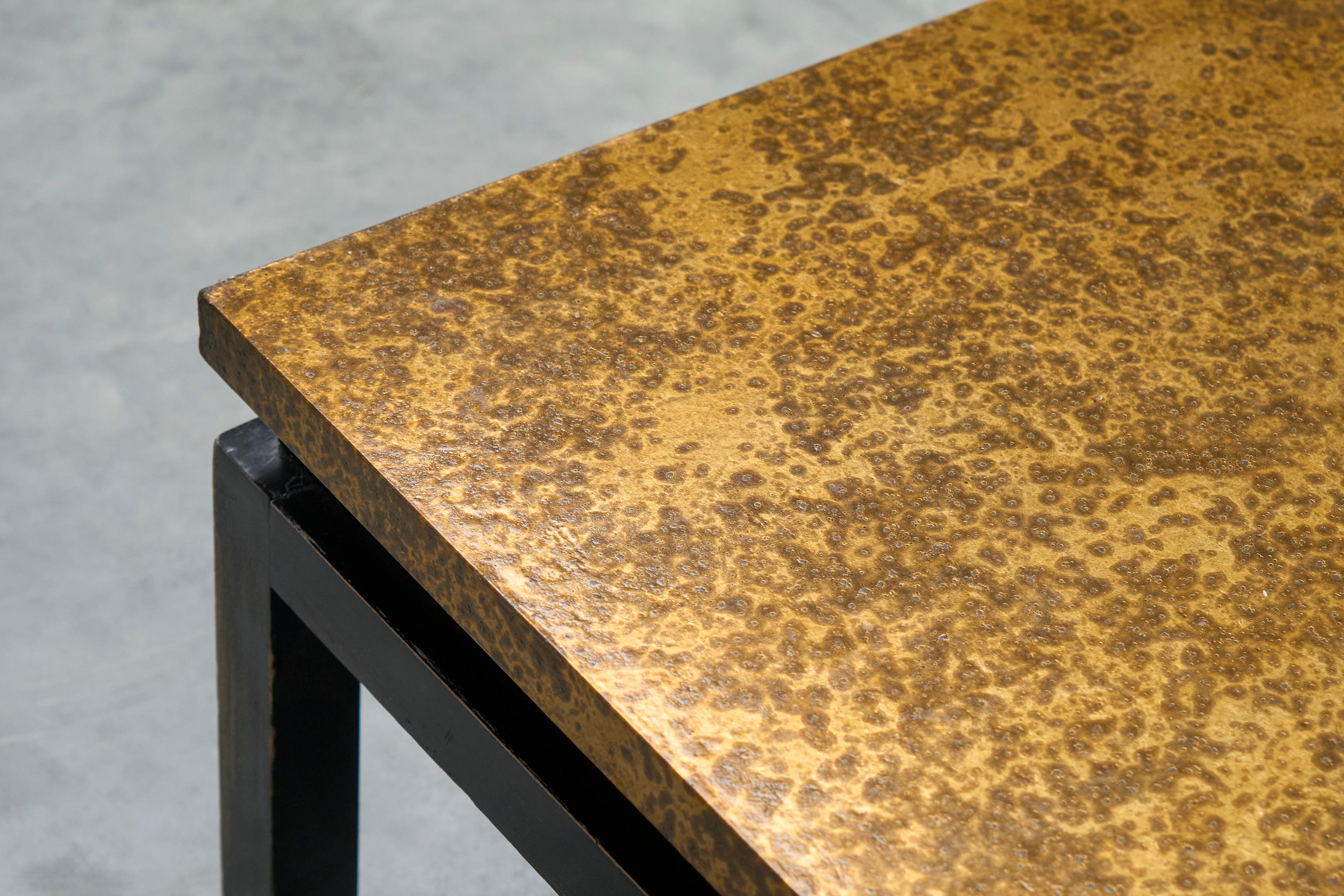 Modernistischer Couchtisch mit patinierter, goldfarbener Platte Belgien Mitte des 20. (Moderne der Mitte des Jahrhunderts) im Angebot