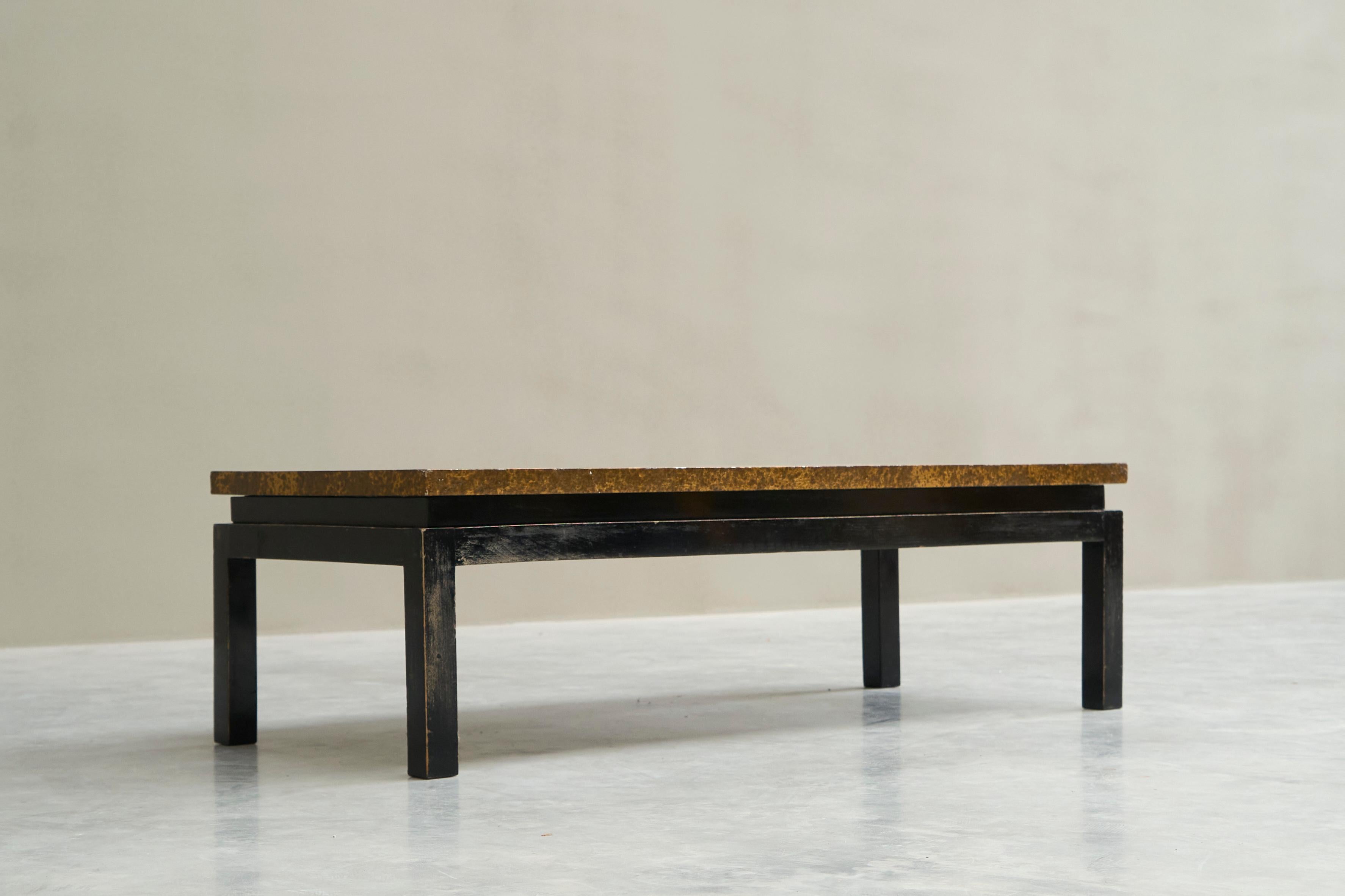 Modernistischer Couchtisch mit patinierter, goldfarbener Platte Belgien Mitte des 20. (Belgisch) im Angebot