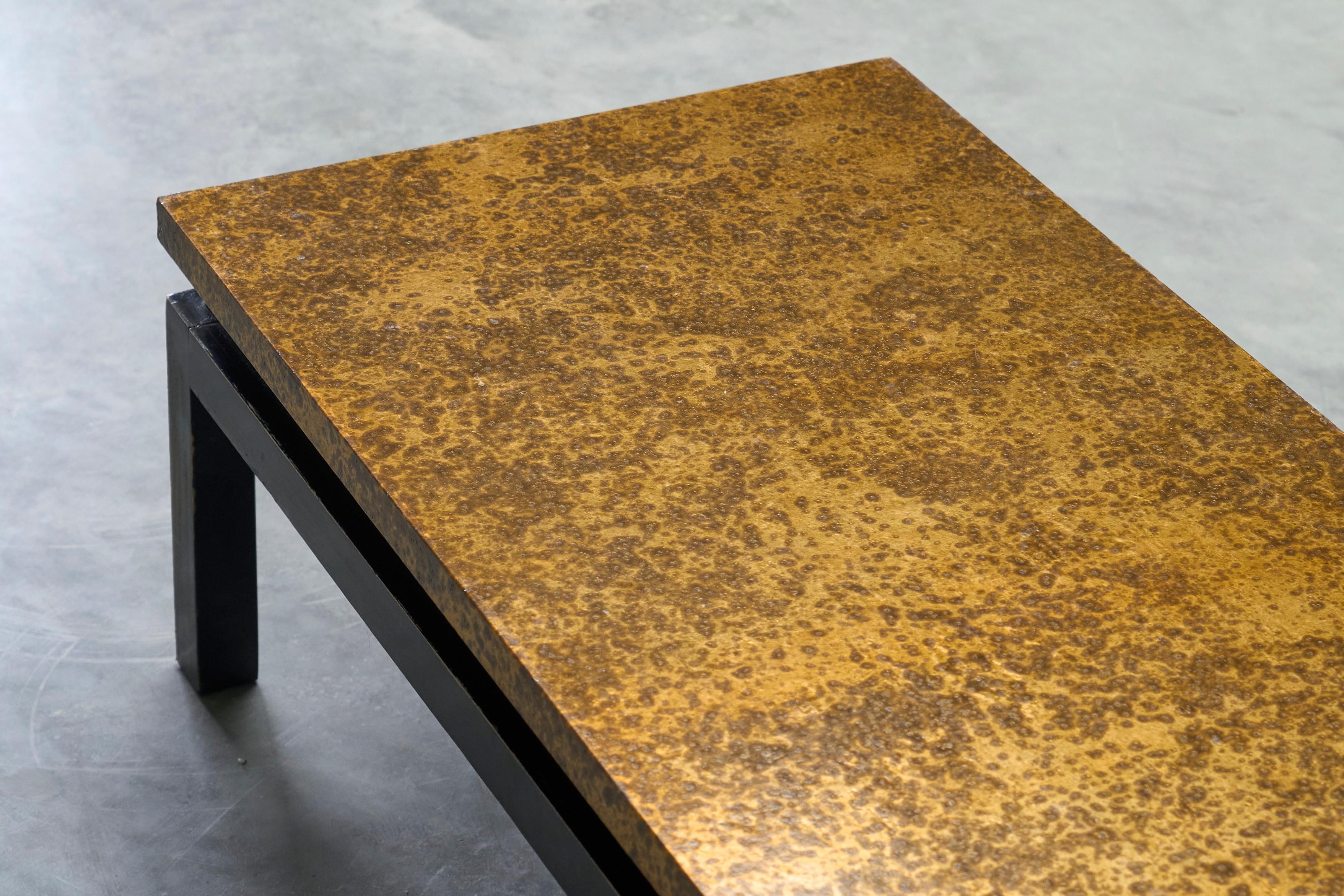 Modernistischer Couchtisch mit patinierter, goldfarbener Platte Belgien Mitte des 20. (Handgefertigt) im Angebot
