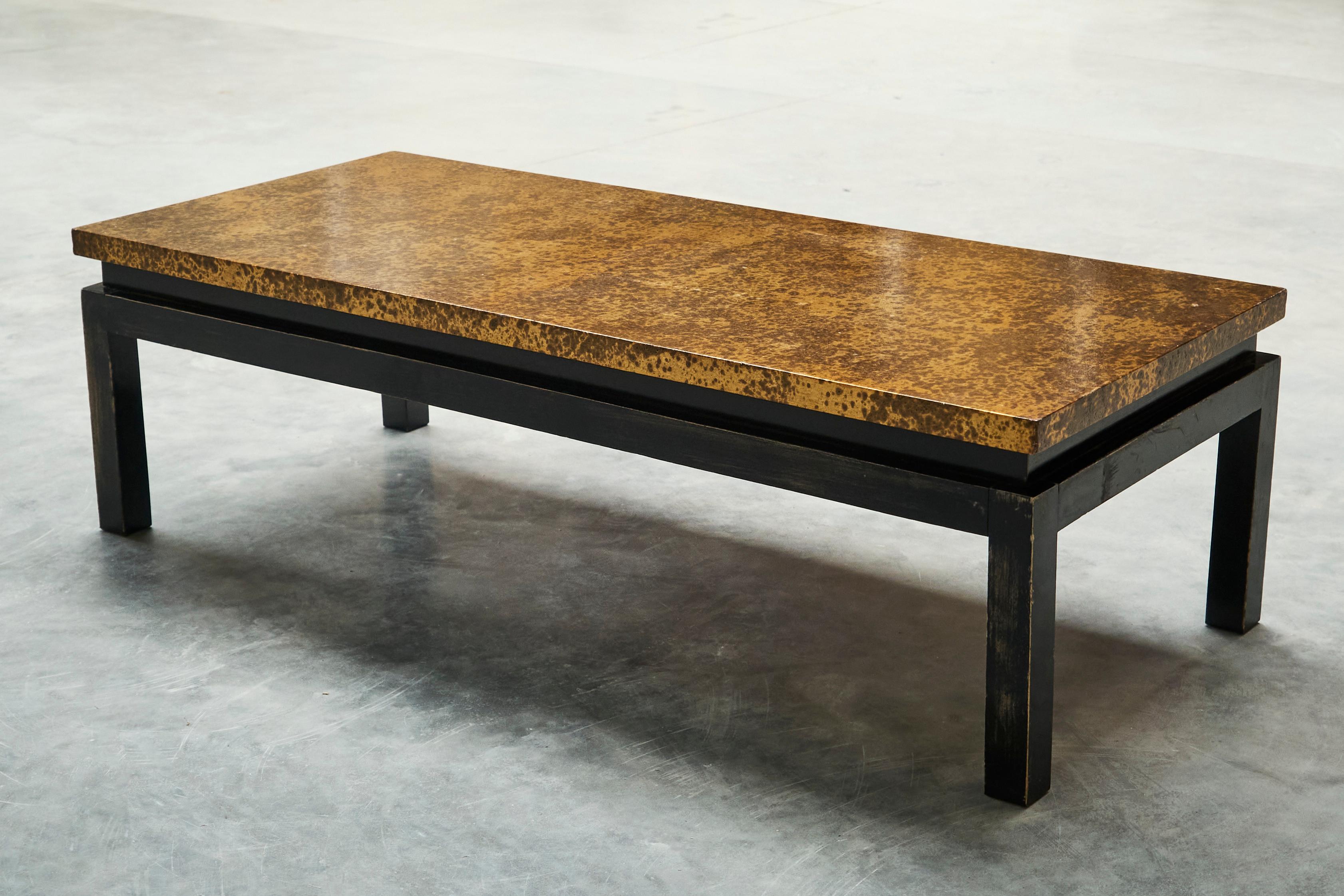 Modernistischer Couchtisch mit patinierter, goldfarbener Platte Belgien Mitte des 20. im Zustand „Gut“ im Angebot in Meer, VAN