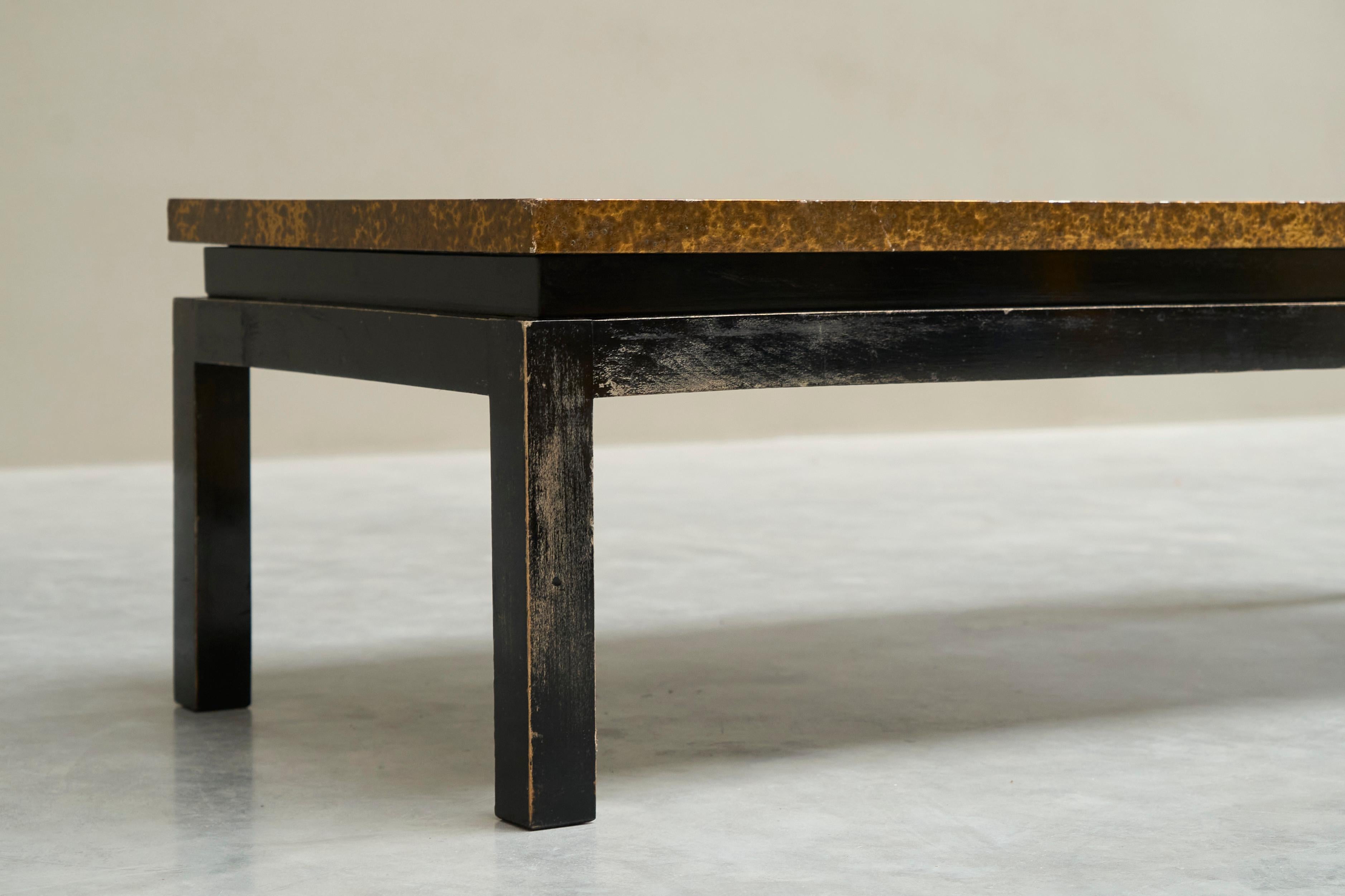 Modernistischer Couchtisch mit patinierter, goldfarbener Platte Belgien Mitte des 20. (20. Jahrhundert) im Angebot