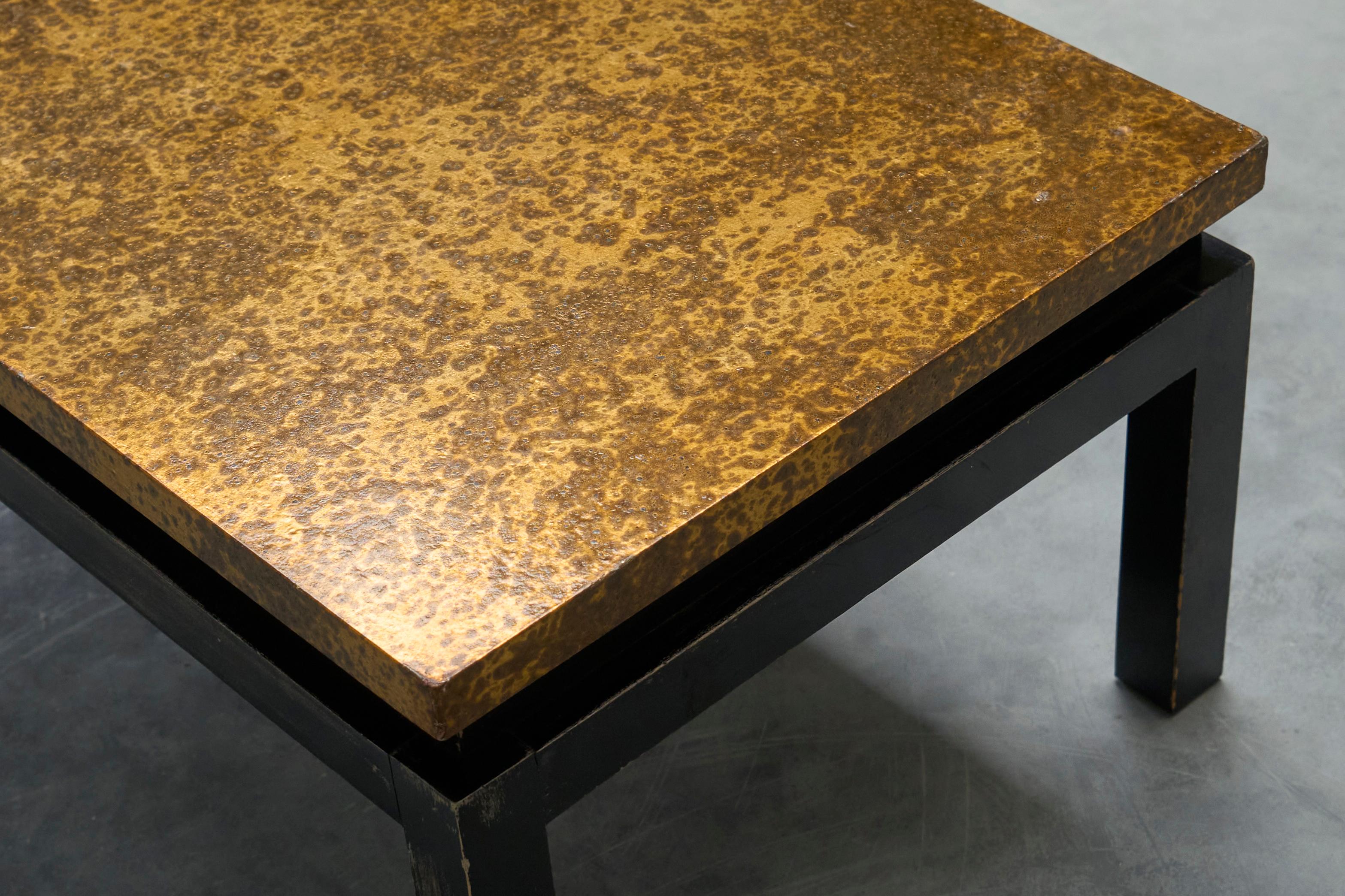 Modernistischer Couchtisch mit patinierter, goldfarbener Platte Belgien Mitte des 20. (Holz) im Angebot