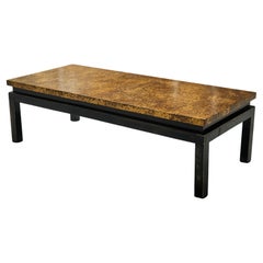Modernistischer Couchtisch mit patinierter, goldfarbener Platte Belgien Mitte des 20.