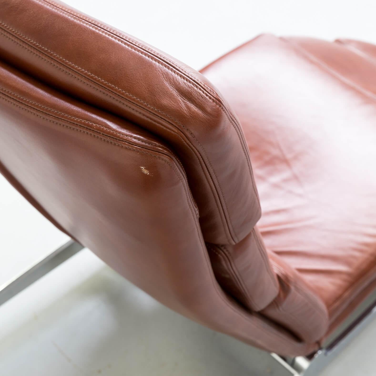 Modernist Cognac Leather Chaise Lounge with a Beautiful Tiltable Chrome Base For Sale 3