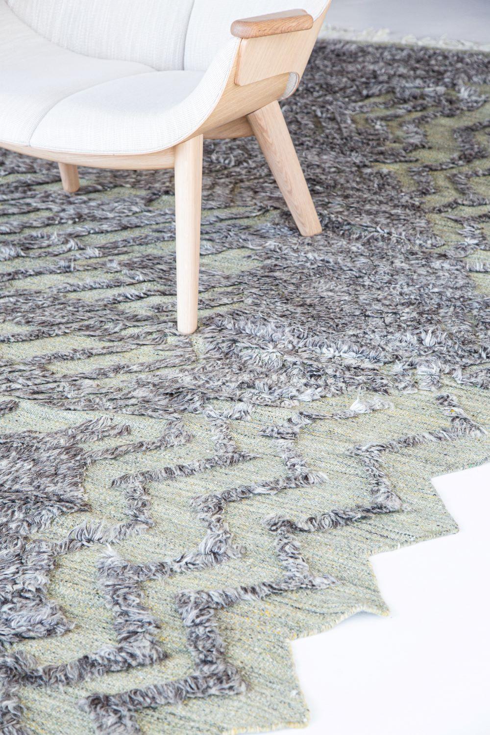 Beautiful Room Size Modernist Collection Rug, Rug Type / Country of Origin: India – Neutral carpets are at the perfect base for many contemporary design schemes, and this one adds plenty of texture and an organic feel to the room. The artist