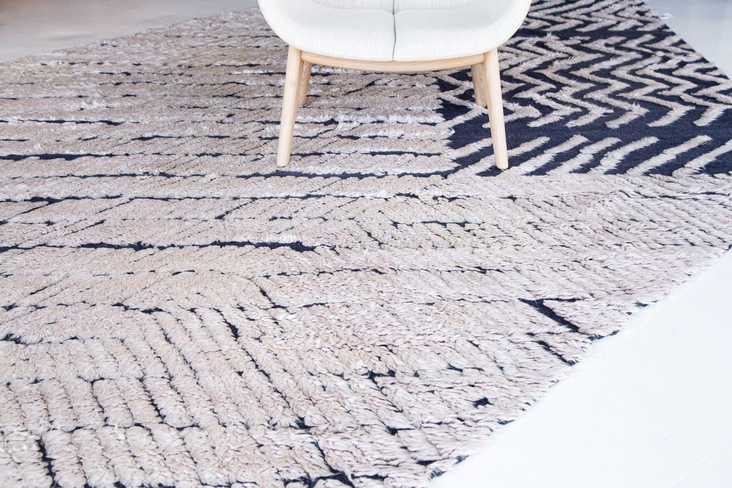 Beautiful Room Size Modernist Collection Rug, Rug Type / Country of Origin: India – This innovative ultramodern design adds a bit of surprise to its unusual shape. Blue and white are classic, and this carpet adds drama by cropping the corners of the