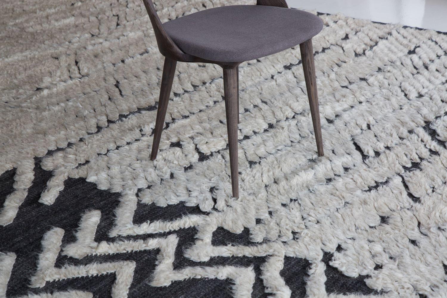 Beautiful Room Size Modernist Collection Rug, Rug Type / Country of Origin: India – This dramatic piece has an ultramodern feel, and it uses an innovative shape. The first things that draw your attention to this carpet are the contrast between the