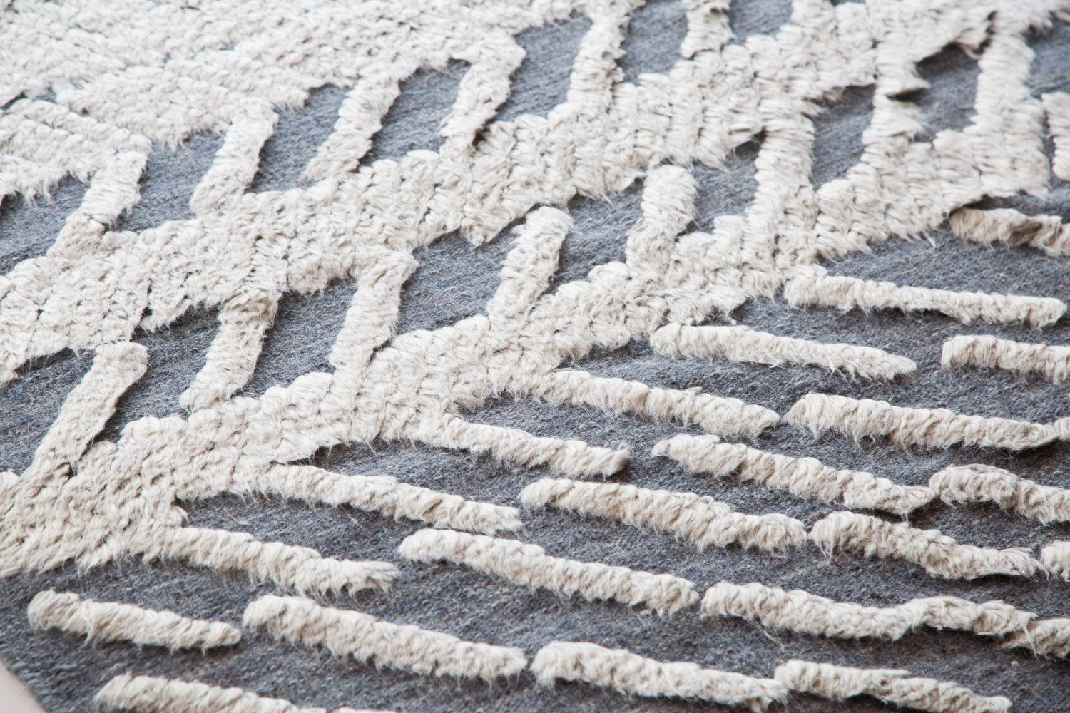 Beautiful Room Size Modernist Collection Rug, Rug Type / Country of Origin: India – Gray and white are modern design essentials. They are finding their way into a range of styles from ultramodern to Boho chic. This gorgeous medium gray and white