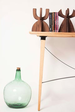 Tavolo consolle modernista in castagno con dettagli architettonici in acciaio