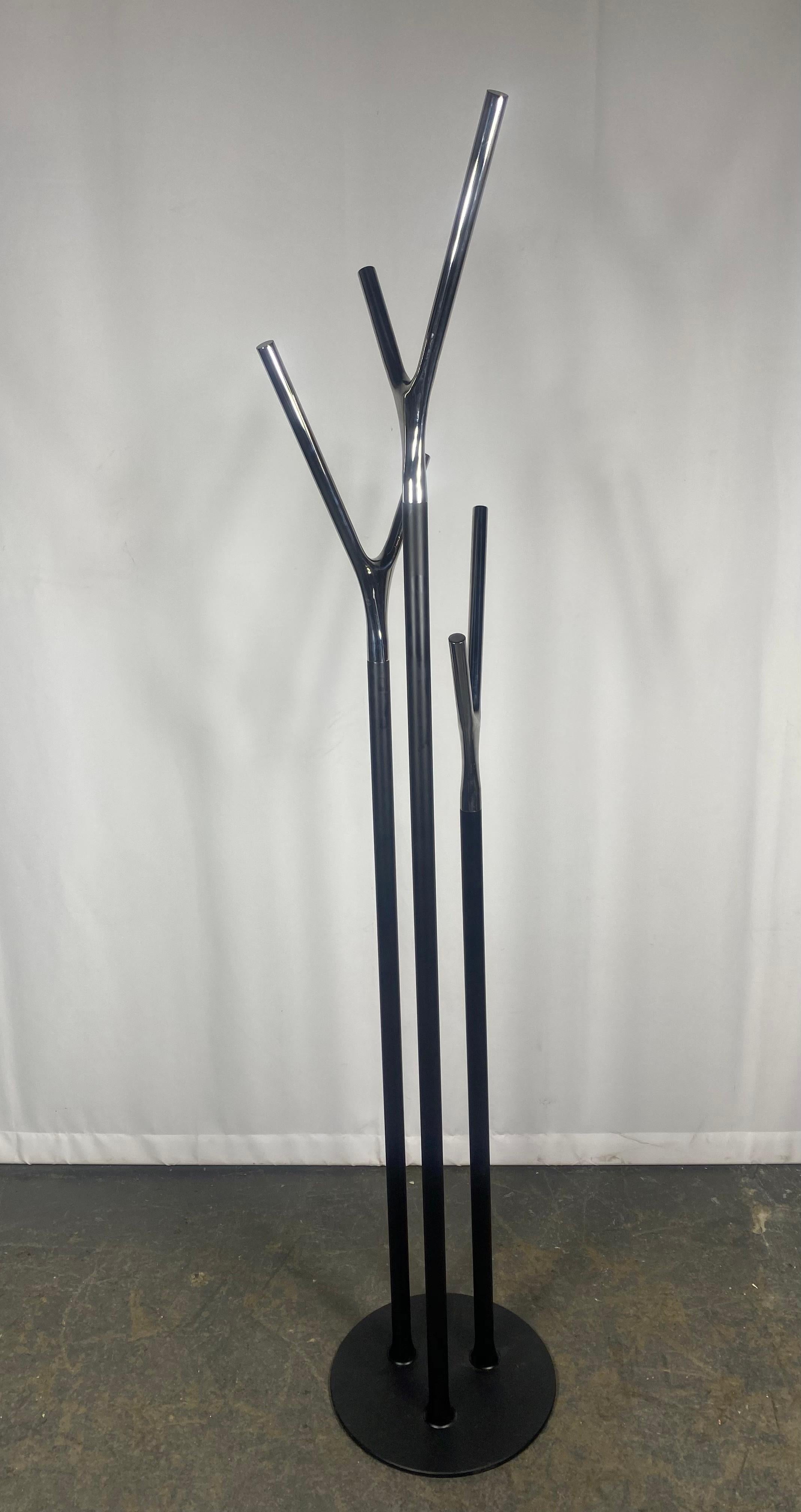 Futuriste Porte-manteau contemporain moderniste en forme de Wishbone - Miroir chromé par Busk+Hertzog en vente