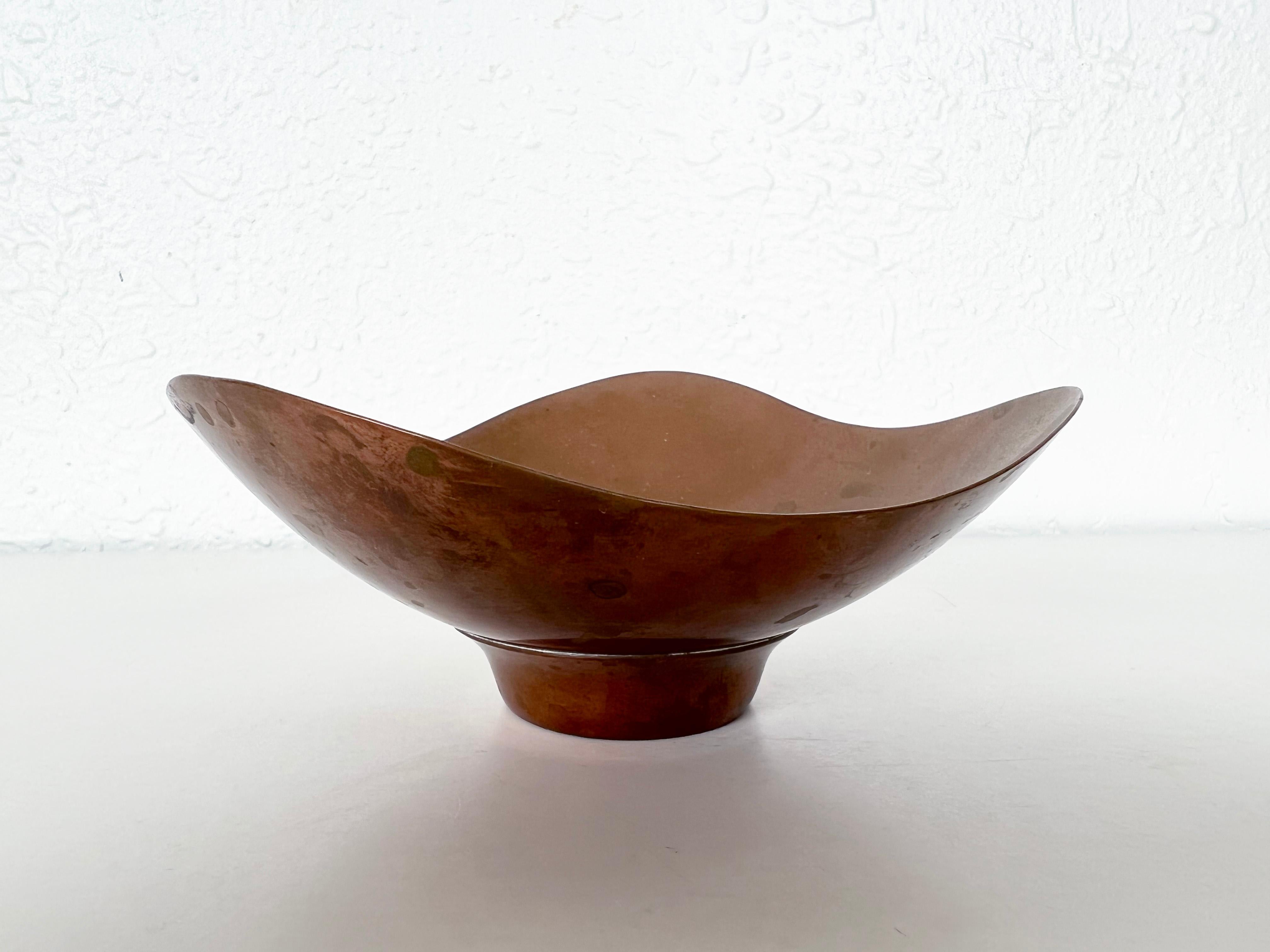 Vintage Scandinavian modernist freeform copper bowl by Danish silversmith Ernst Dragsted.

Artist: Ernst Dragsted

Origin: Denmark

Year: 1950s - 60s

Style: Mid Century Modern 

Dimensions: 2