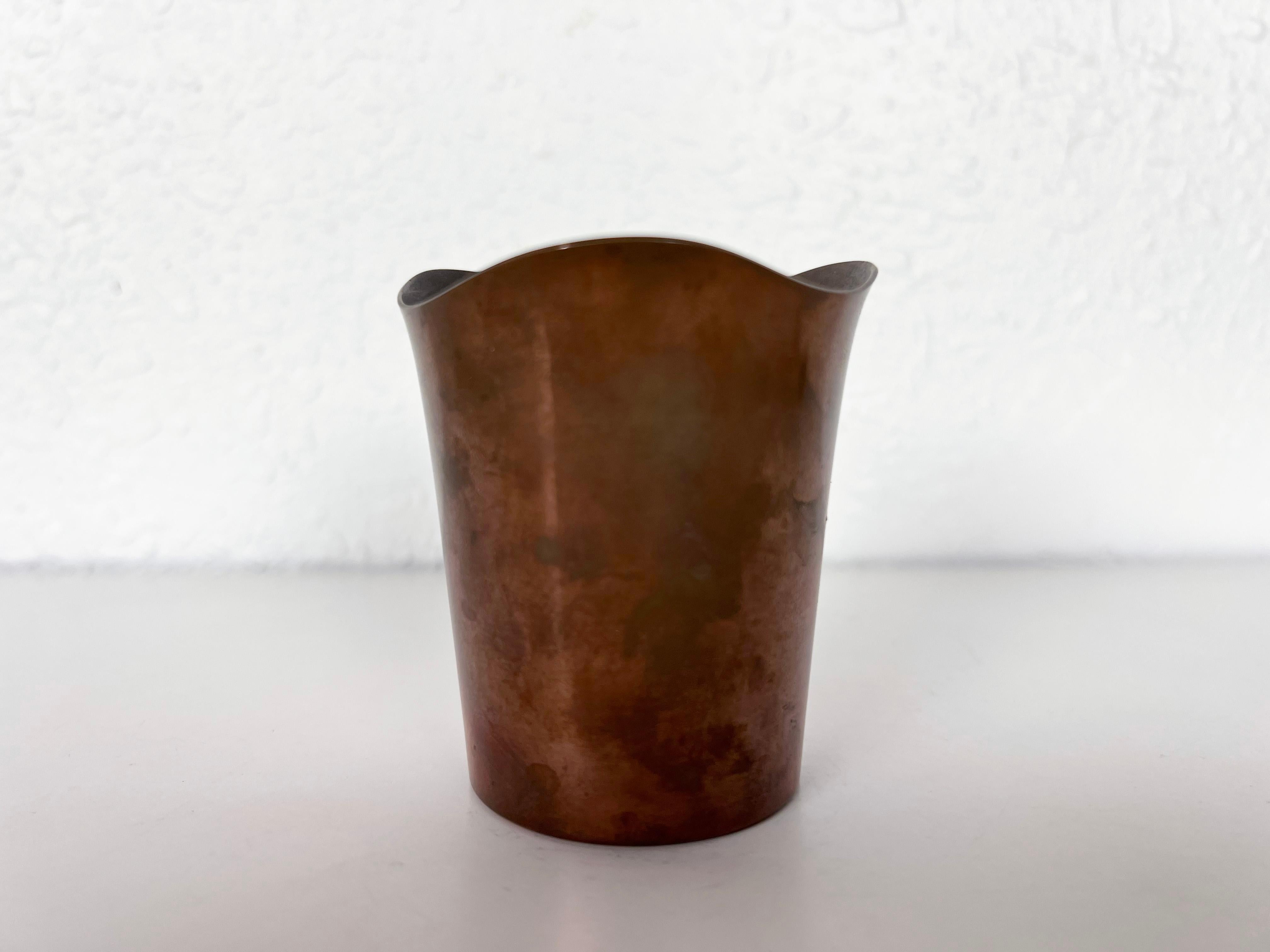 Vintage modernist freeform copper cup by Danish silversmith Ernst Dragsted.

Artist: Ernst Dragsted

Origin: Denmark

Year: 1950s - 60s

Style: Mid Century Modern 

Dimensions: 3