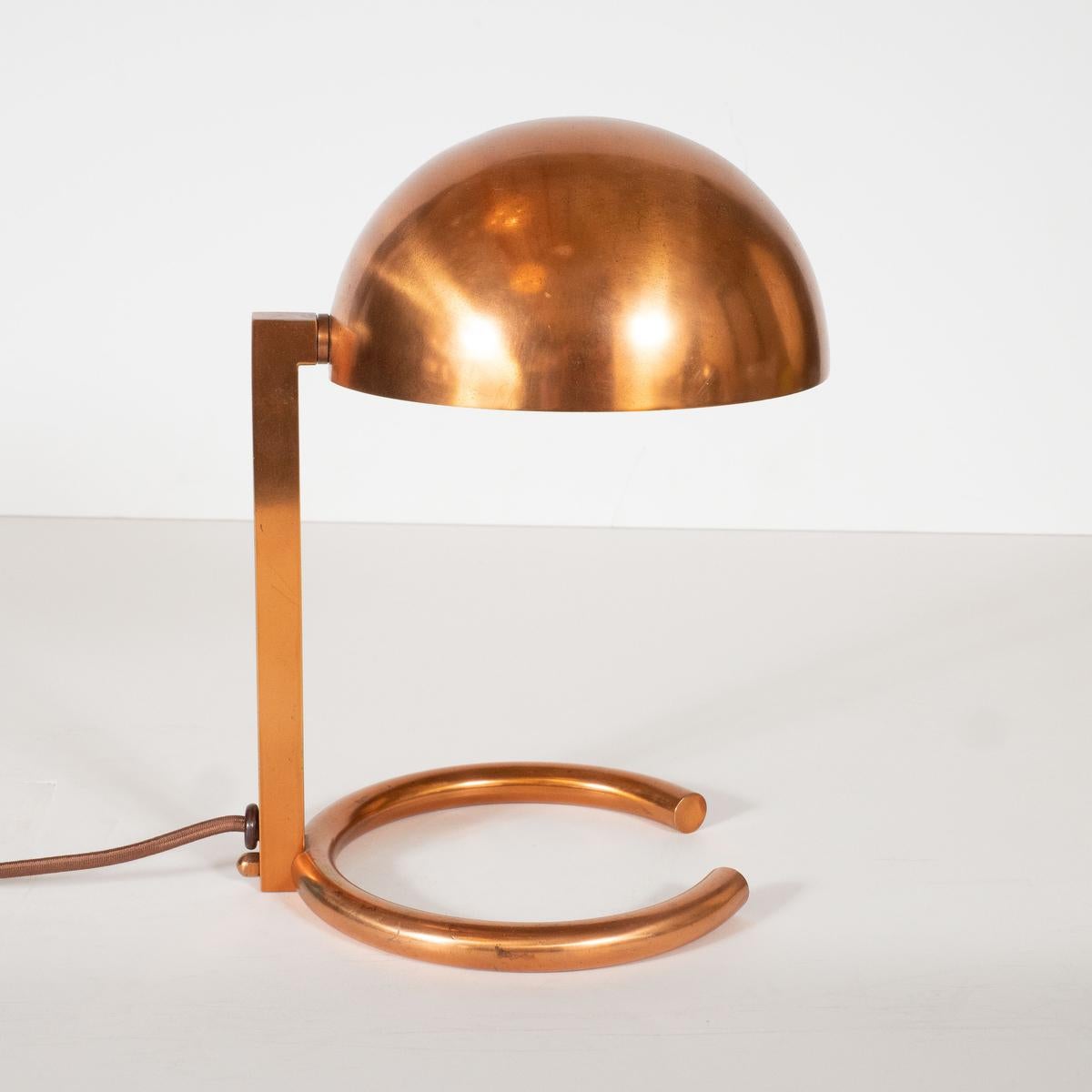 Rare lampe de bureau diminutive en cuivre de style moderniste avec abat-jour ajustable par Adnet.