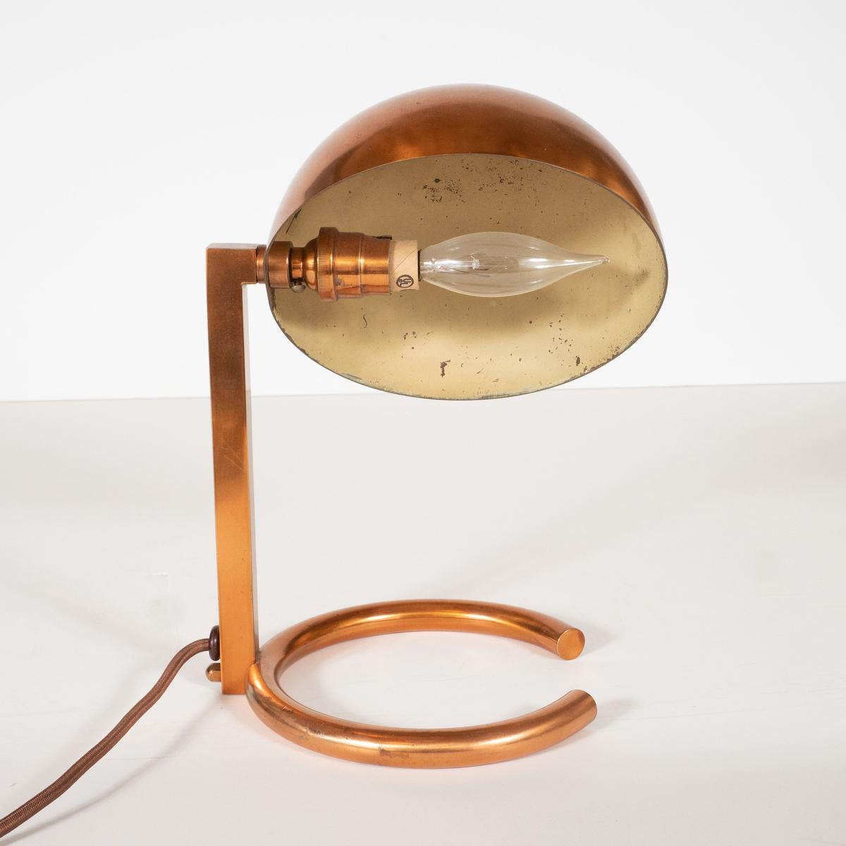 Cuivre  Lampe de bureau moderniste en cuivre par Adnet en vente