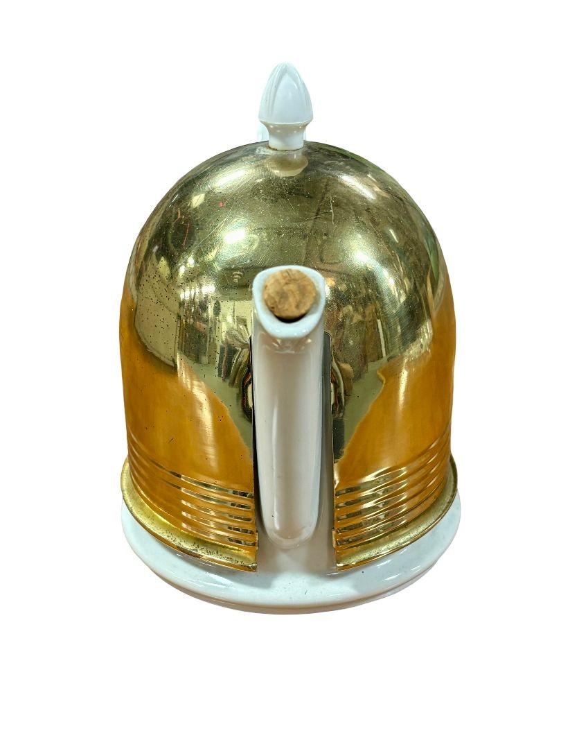 Kupferisolierter Keramik-Wasserkessel aus der frühen Jahrhundertmitte von The Hall China Company für Forman Family inc. Dieser mit Präzision und Stolz gefertigte Wasserkocher verkörpert das Design der frühen Jahrhundertmitte mit einer