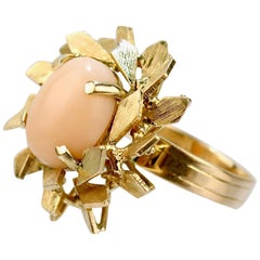 Bague cocktail moderniste en corail et or 14 carats à fleurs