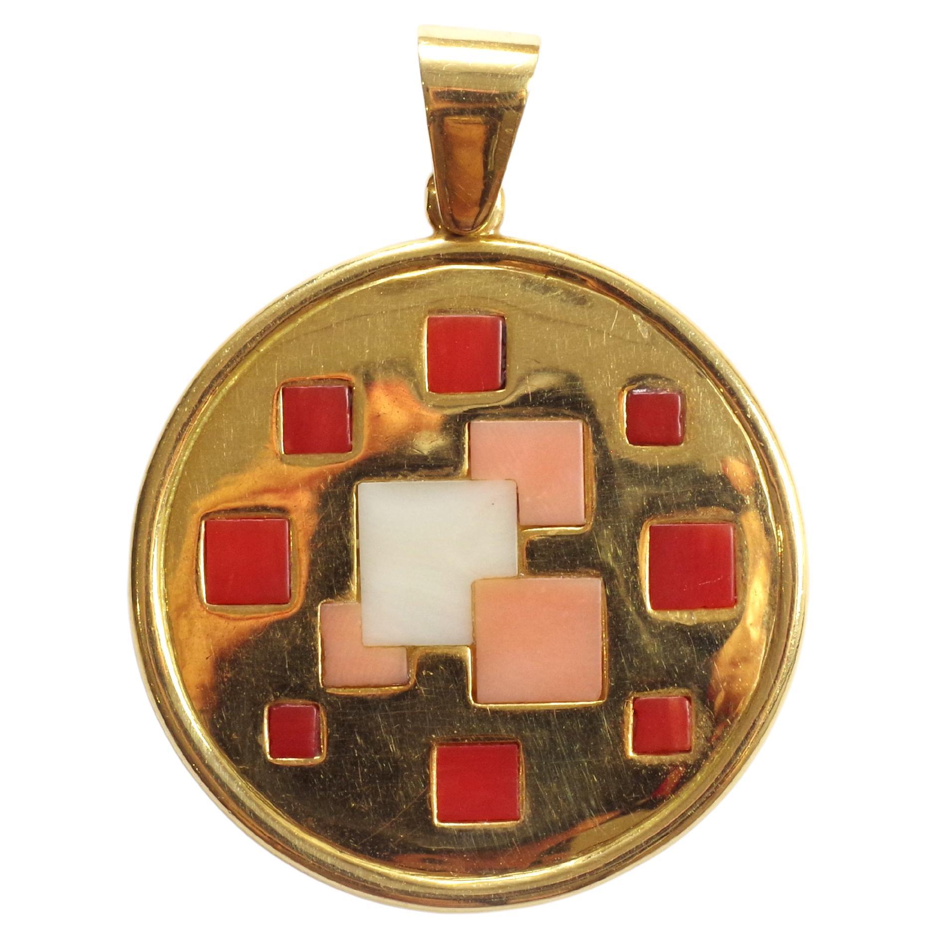 Modernist coral pendant in 18 karat yellow gold