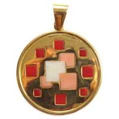 Modernist coral pendant in 18 karat yellow gold