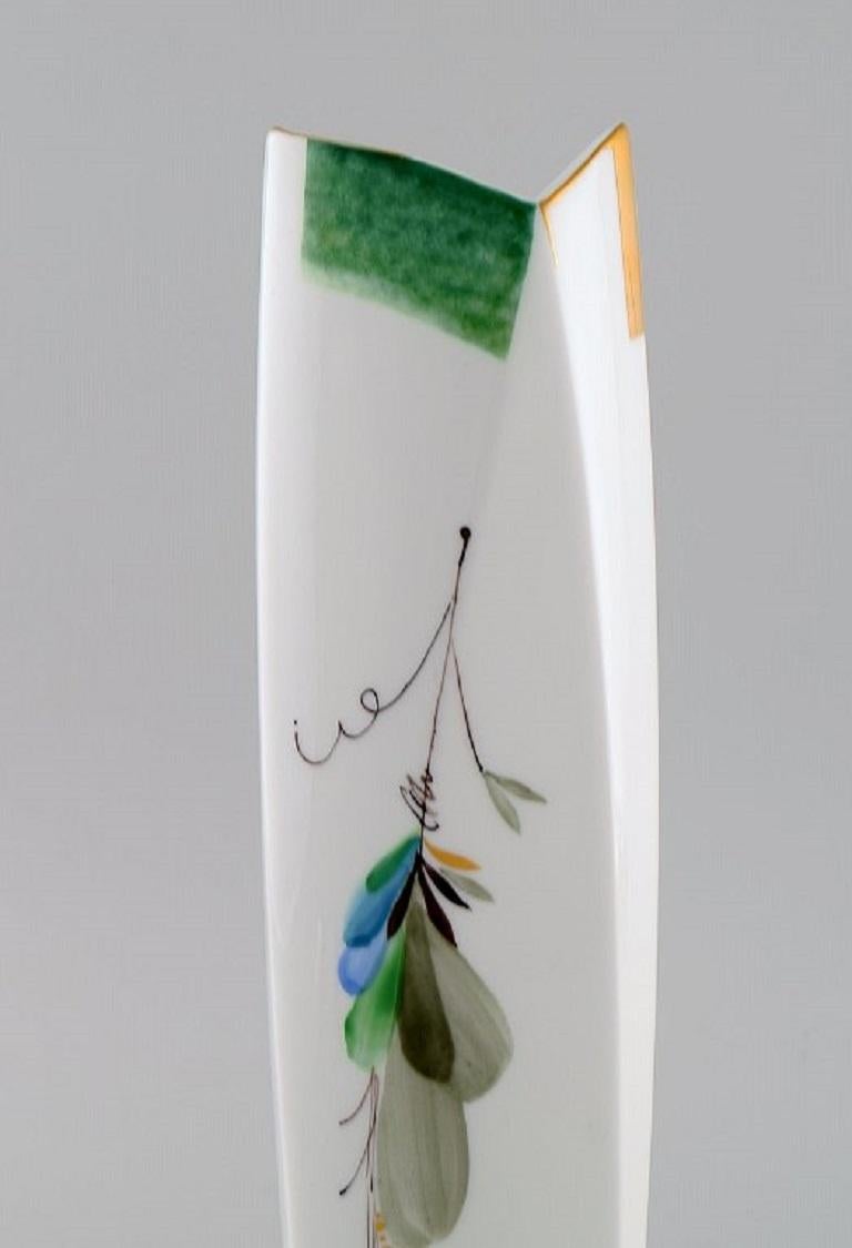 Vase Meissen moderniste et cosmopolite en porcelaine peinte à la main. 
1970s / 80s.
Diamètre : 28,5 x 7,5 cm.
En parfait état.
Estampillé.
1ère qualité d'usine.