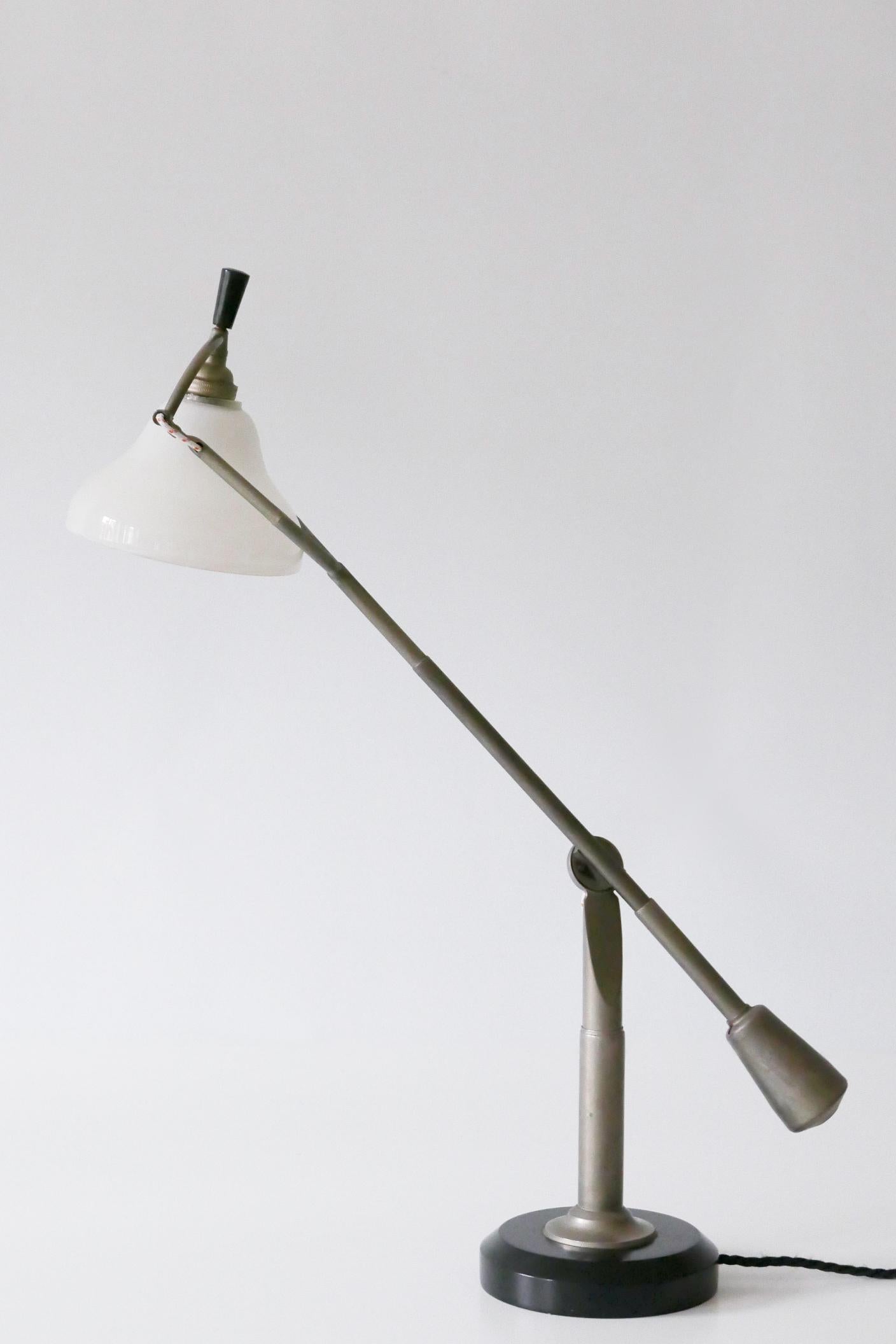 Français Lampe de table à contrepoids moderniste d'Edouard-Wilfred Buquet, 1927, France en vente