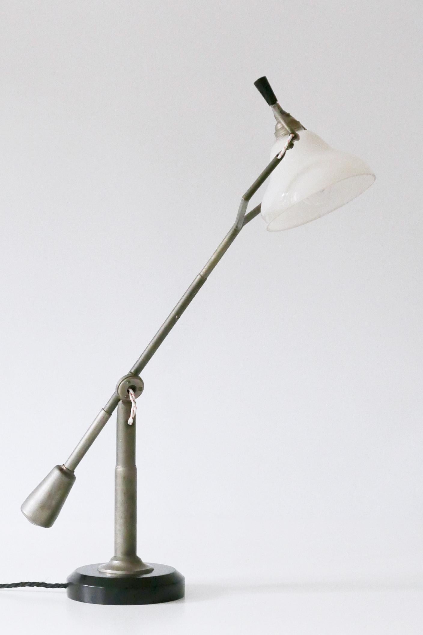 Milieu du XXe siècle Lampe de table à contrepoids moderniste d'Edouard-Wilfred Buquet, 1927, France en vente