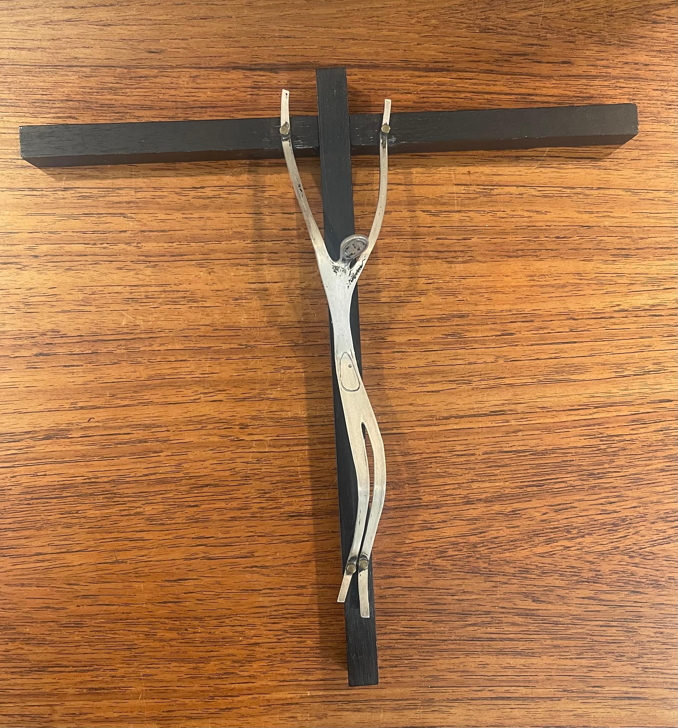 Modernist Crucifix / Cross by Talleres Monastico  2