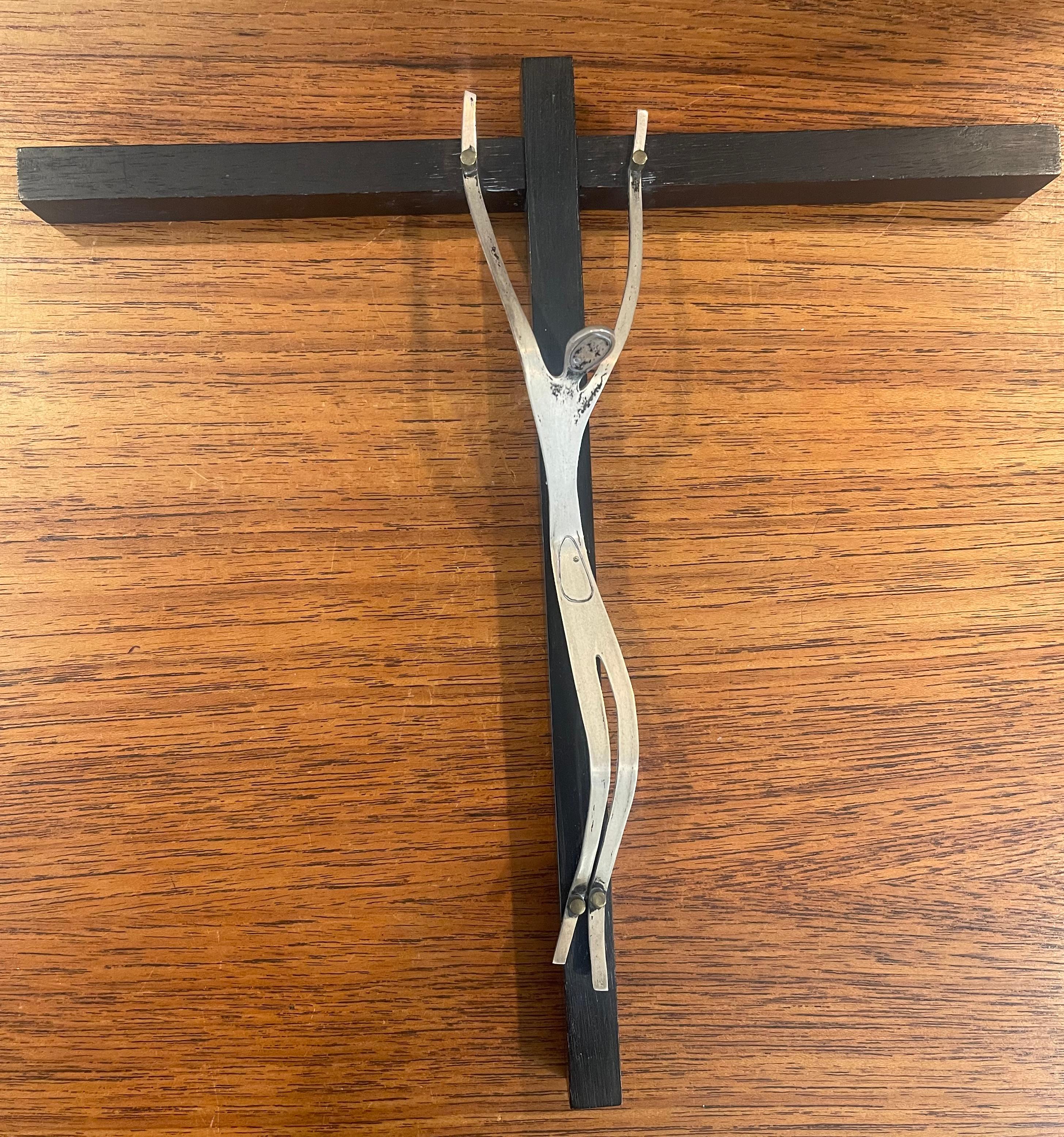 A very nice modernist ebonized wood and mixed metals (sterling, brass & copper) crucifix / cross by Talleres Monasticos - workshop of the Benedictine monks of Cuernavaca, Mexico, circa 1960s. The piece measures 10.25