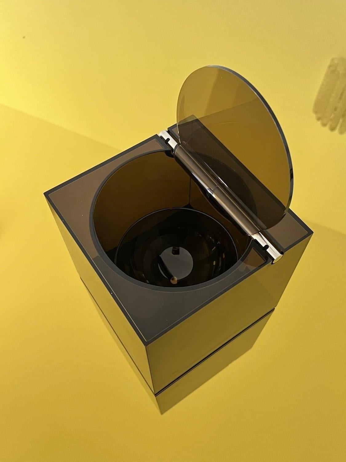 Moderniste cube plexy fumè Cini & Nils Ice Bucket Italian 1970's home accessory en vente 3