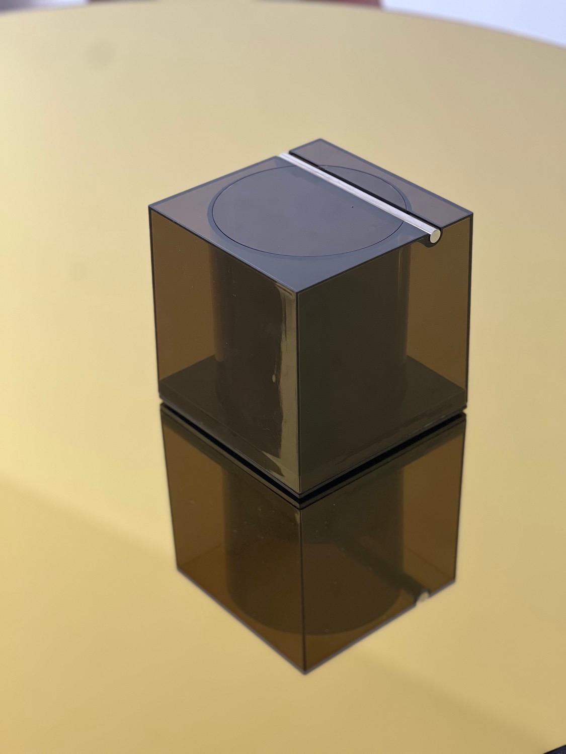 Moderniste cube plexy fumè Cini & Nils Ice Bucket Italian 1970's home accessory en vente 5