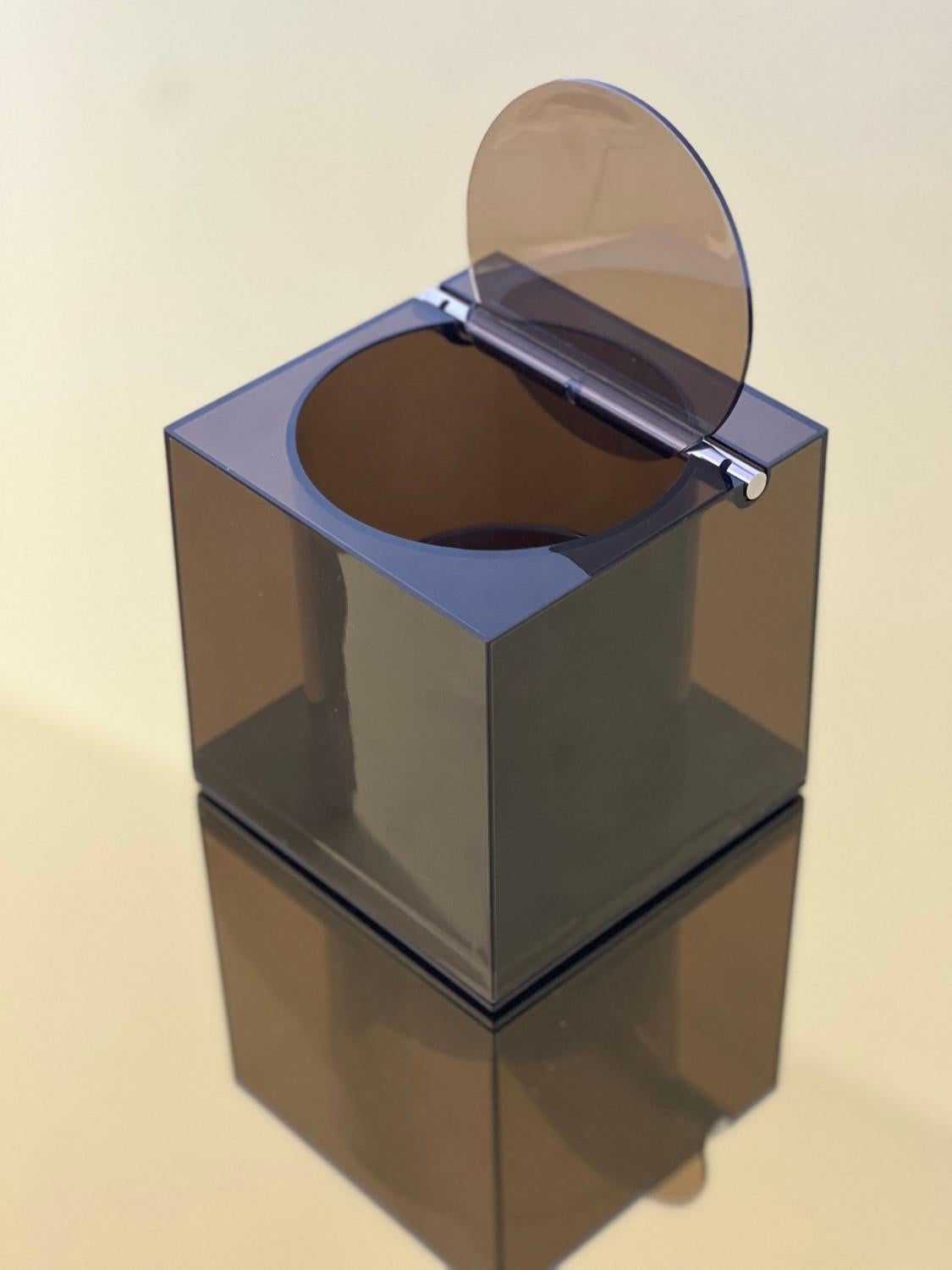 Moderniste cube plexy fumè Cini & Nils Ice Bucket Italian 1970's home accessory en vente 6