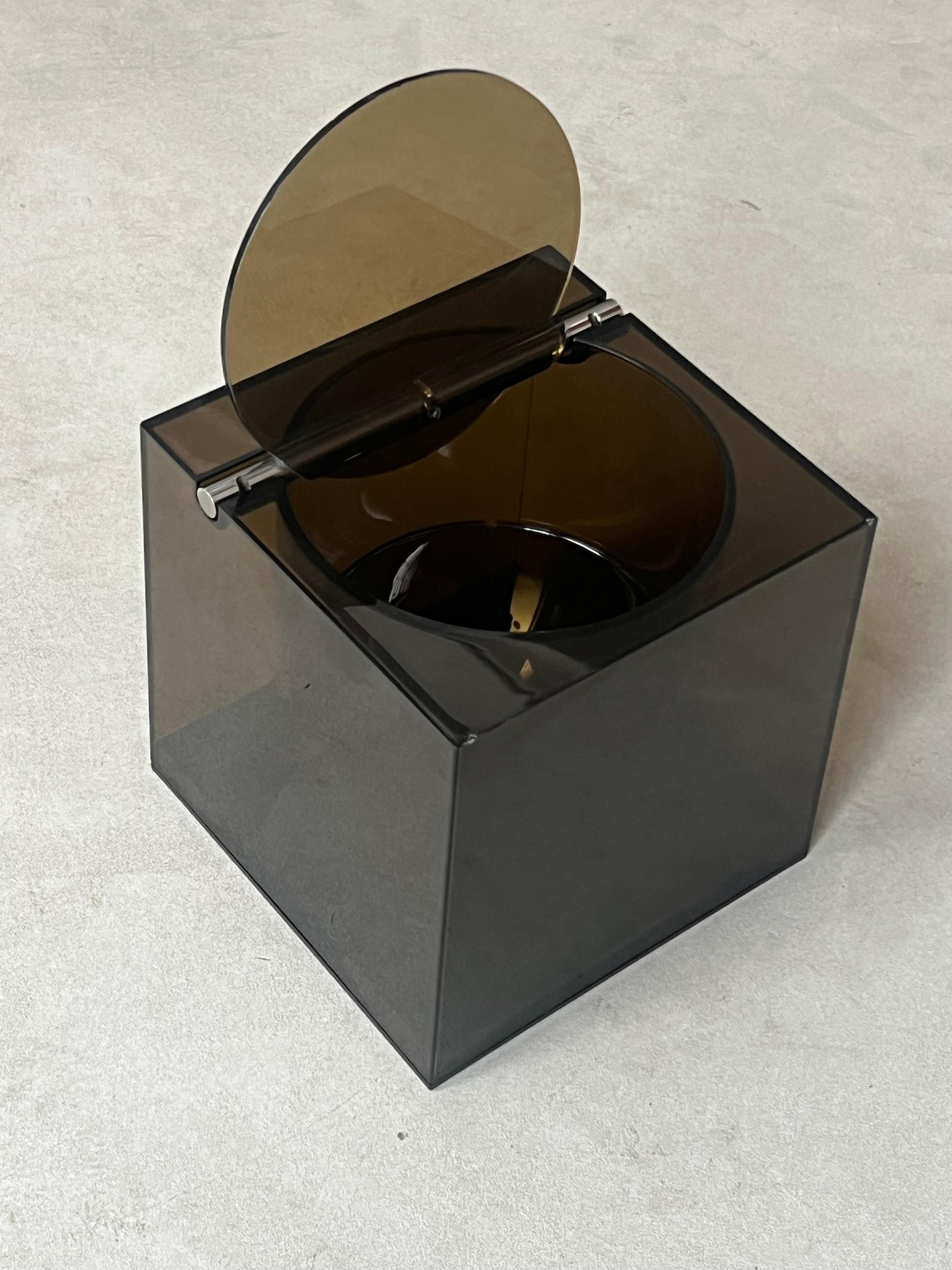 Moderniste cube plexy fumè Cini & Nils Ice Bucket Italian 1970's home accessory en vente 9