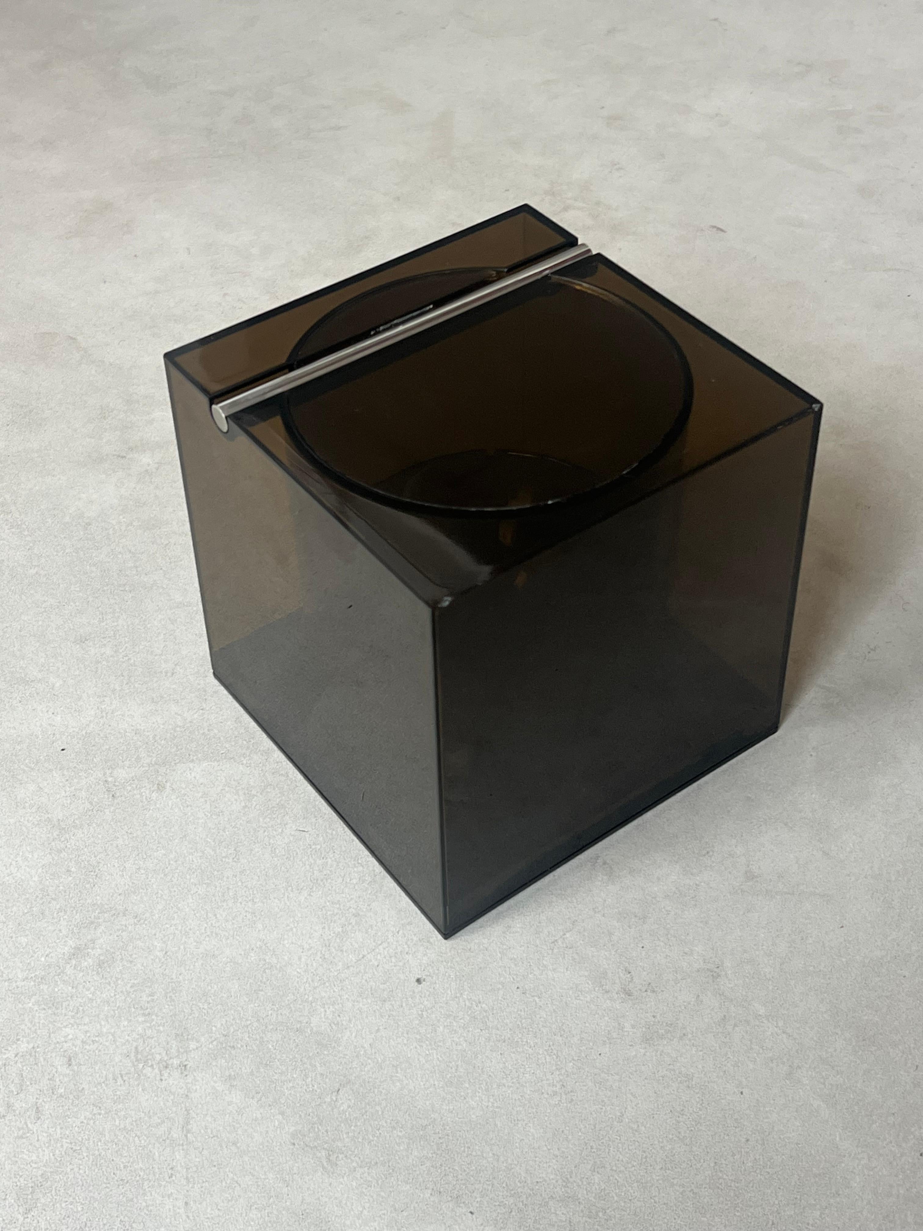 Moderniste cube plexy fumè Cini & Nils Ice Bucket Italian 1970's home accessory en vente 10