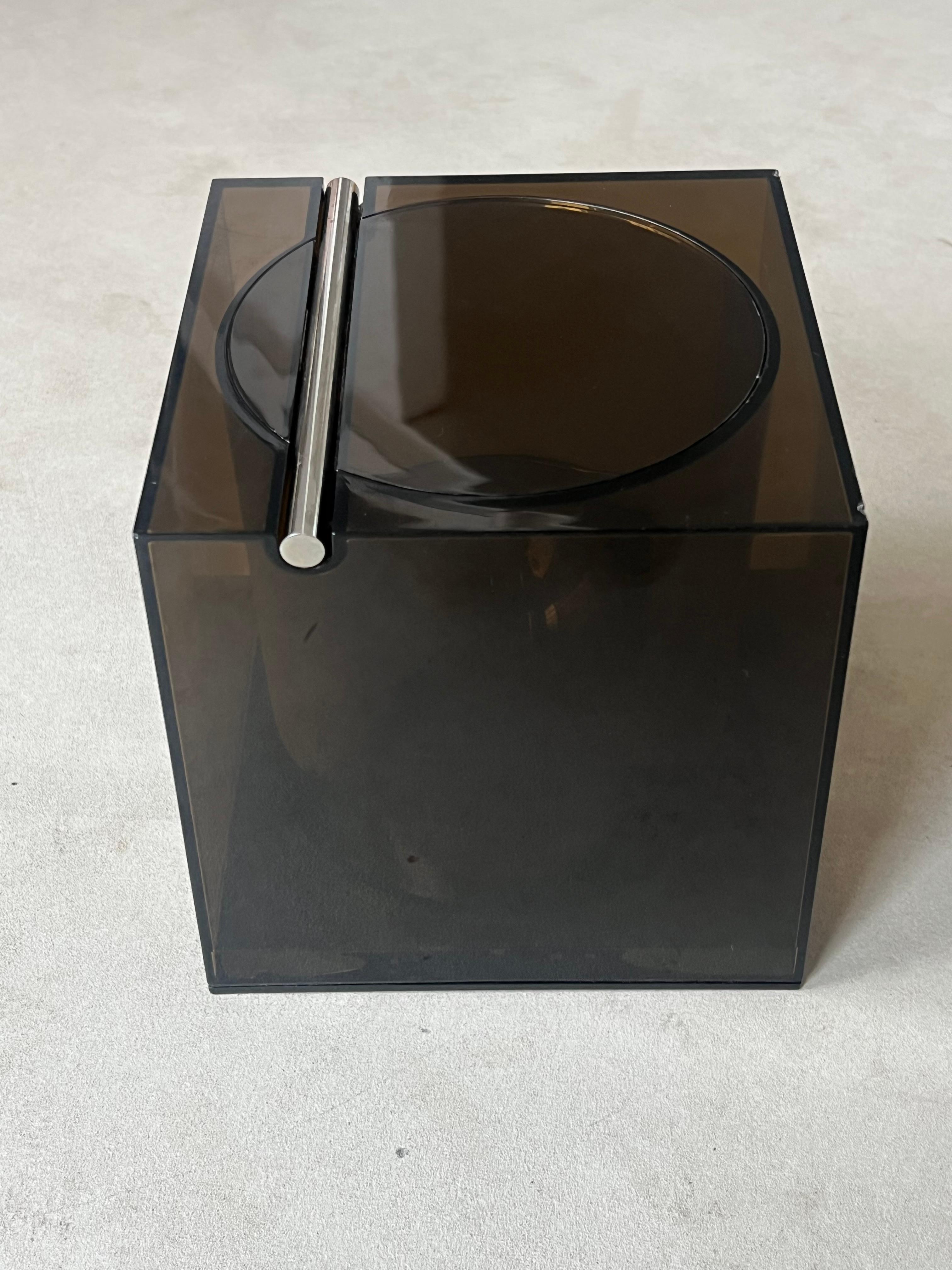 Moderniste cube plexy fumè Cini & Nils Ice Bucket Italian 1970's home accessory en vente 11