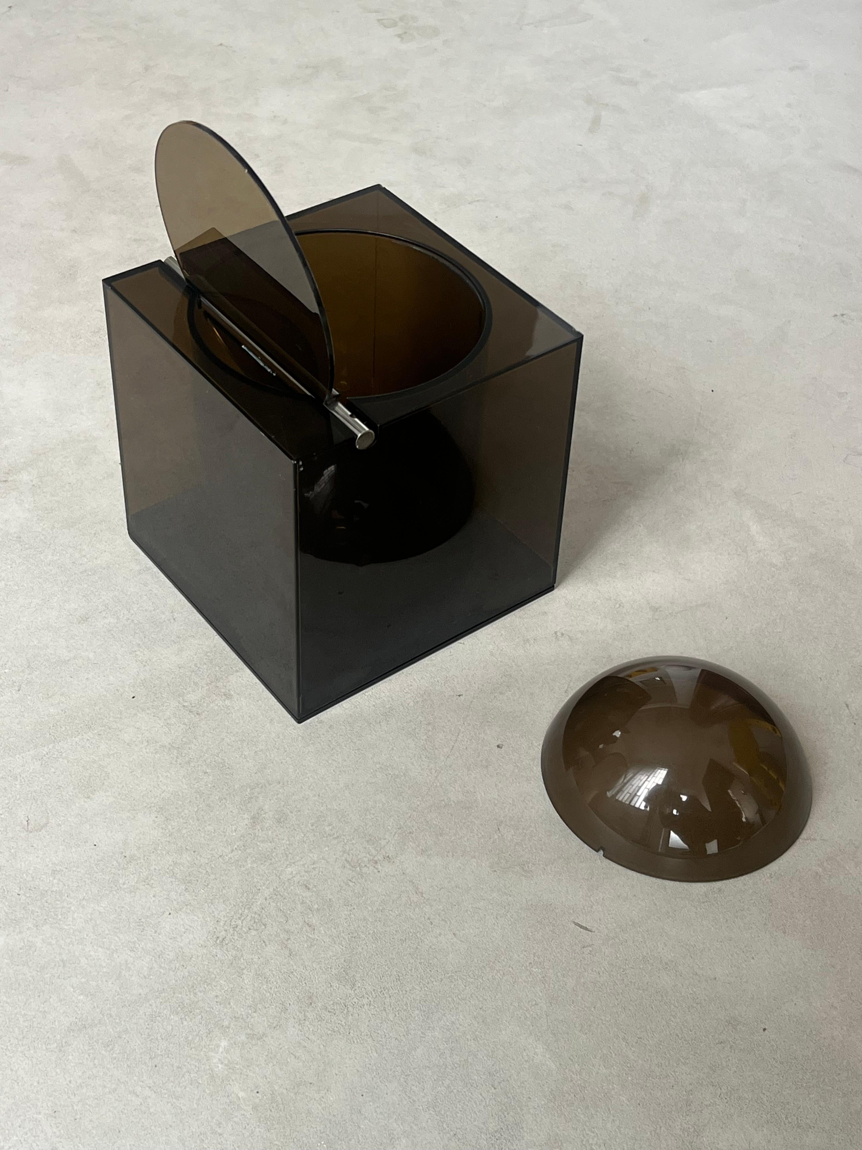 Moderniste cube plexy fumè Cini & Nils Ice Bucket Italian 1970's home accessory en vente 12