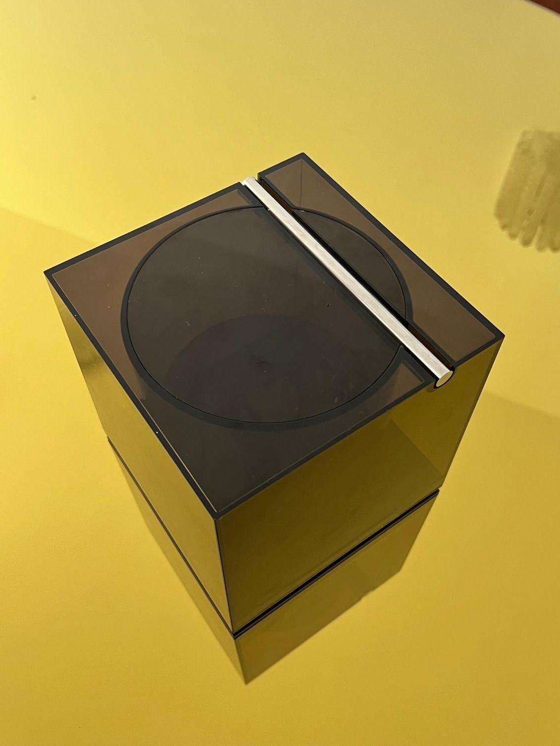 Ère spatiale Moderniste cube plexy fumè Cini & Nils Ice Bucket Italian 1970's home accessory en vente