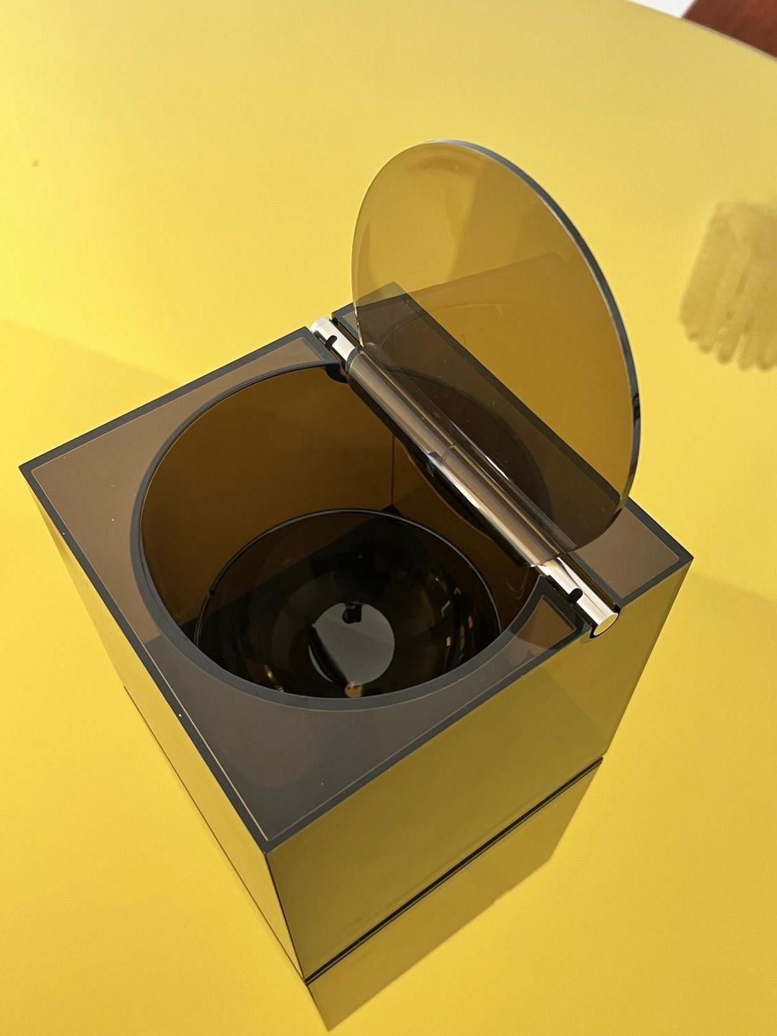 Fin du 20e siècle Moderniste cube plexy fumè Cini & Nils Ice Bucket Italian 1970's home accessory en vente