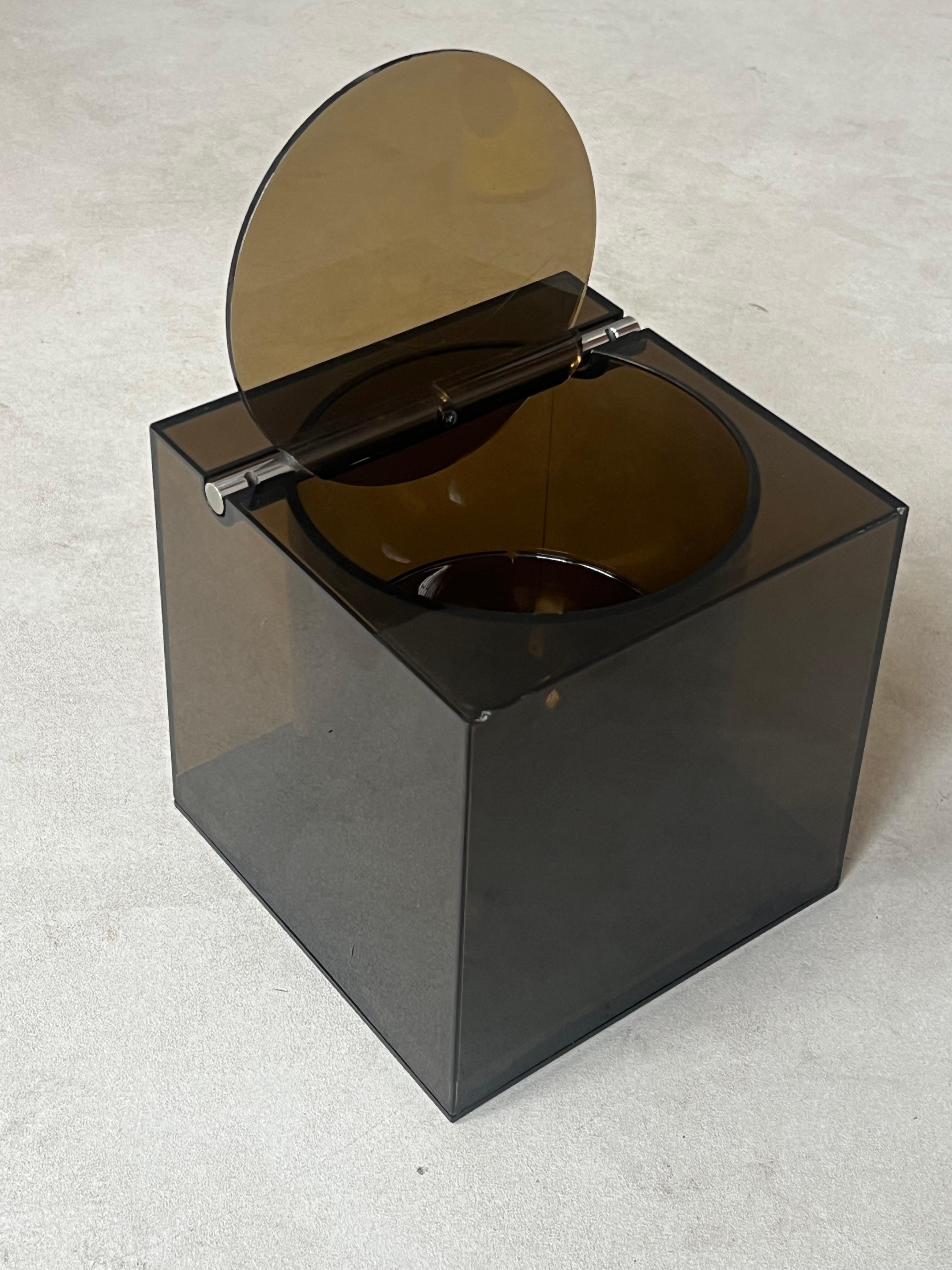 Moderniste cube plexy fumè Cini & Nils Ice Bucket Italian 1970's home accessory en vente 1