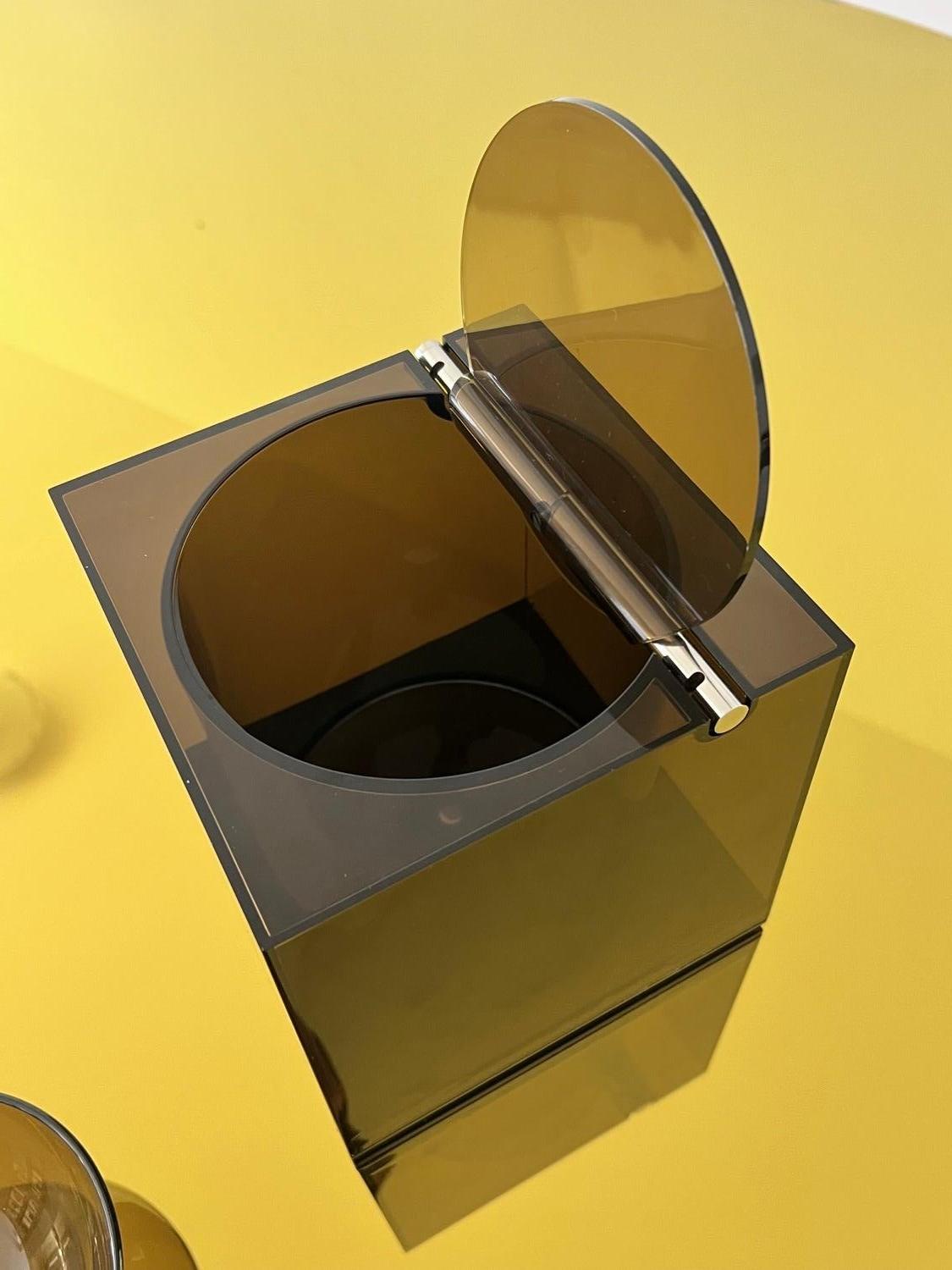 Moderniste cube plexy fumè Cini & Nils Ice Bucket Italian 1970's home accessory en vente 2