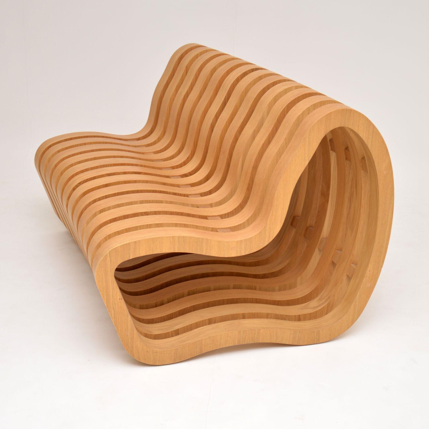 Kurvenbank der Moderne von Nina Moeller Designs (Holz) im Angebot
