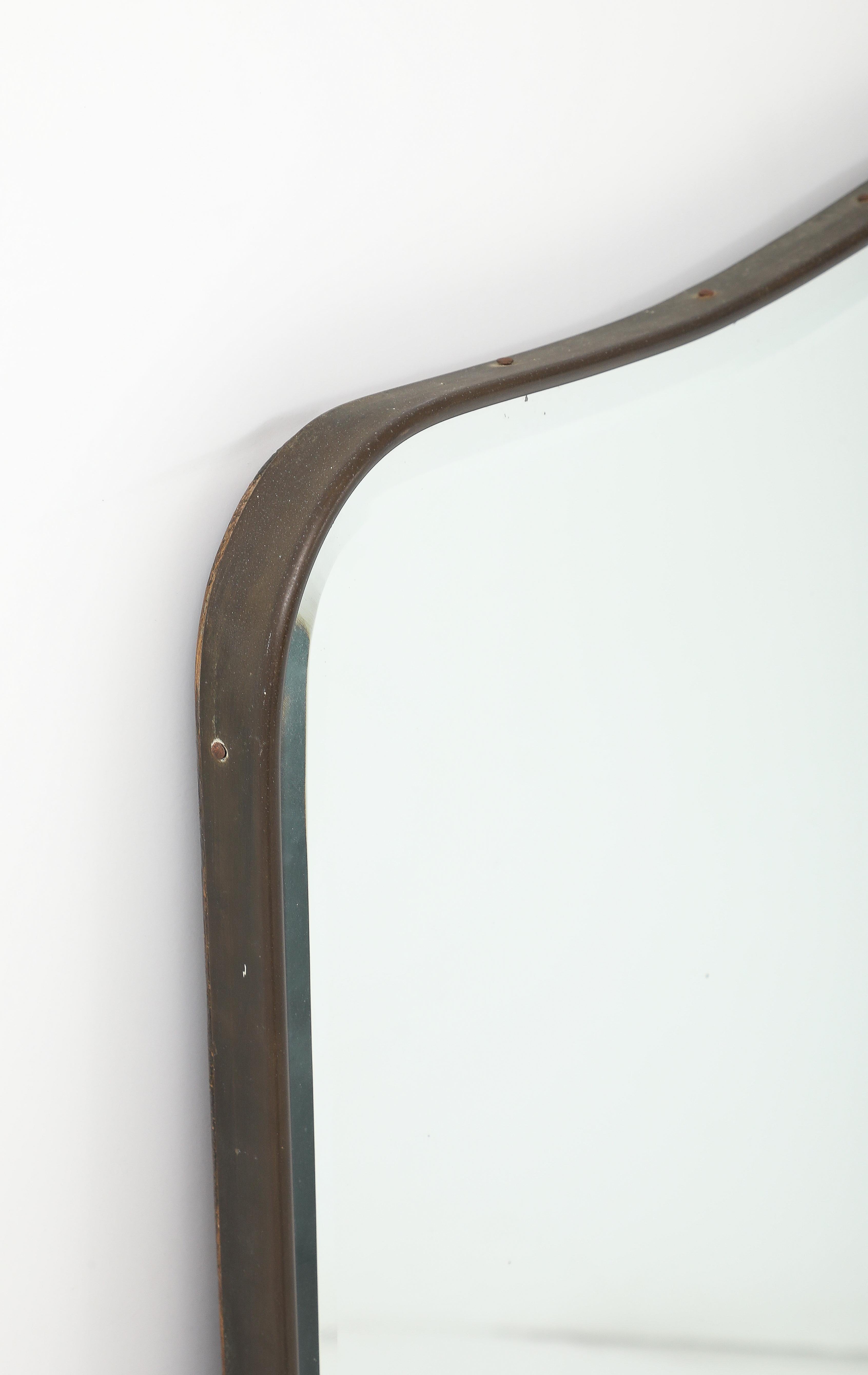 Miroir biseauté moderniste incurvé en laiton, Italie, années 1950 en vente 6