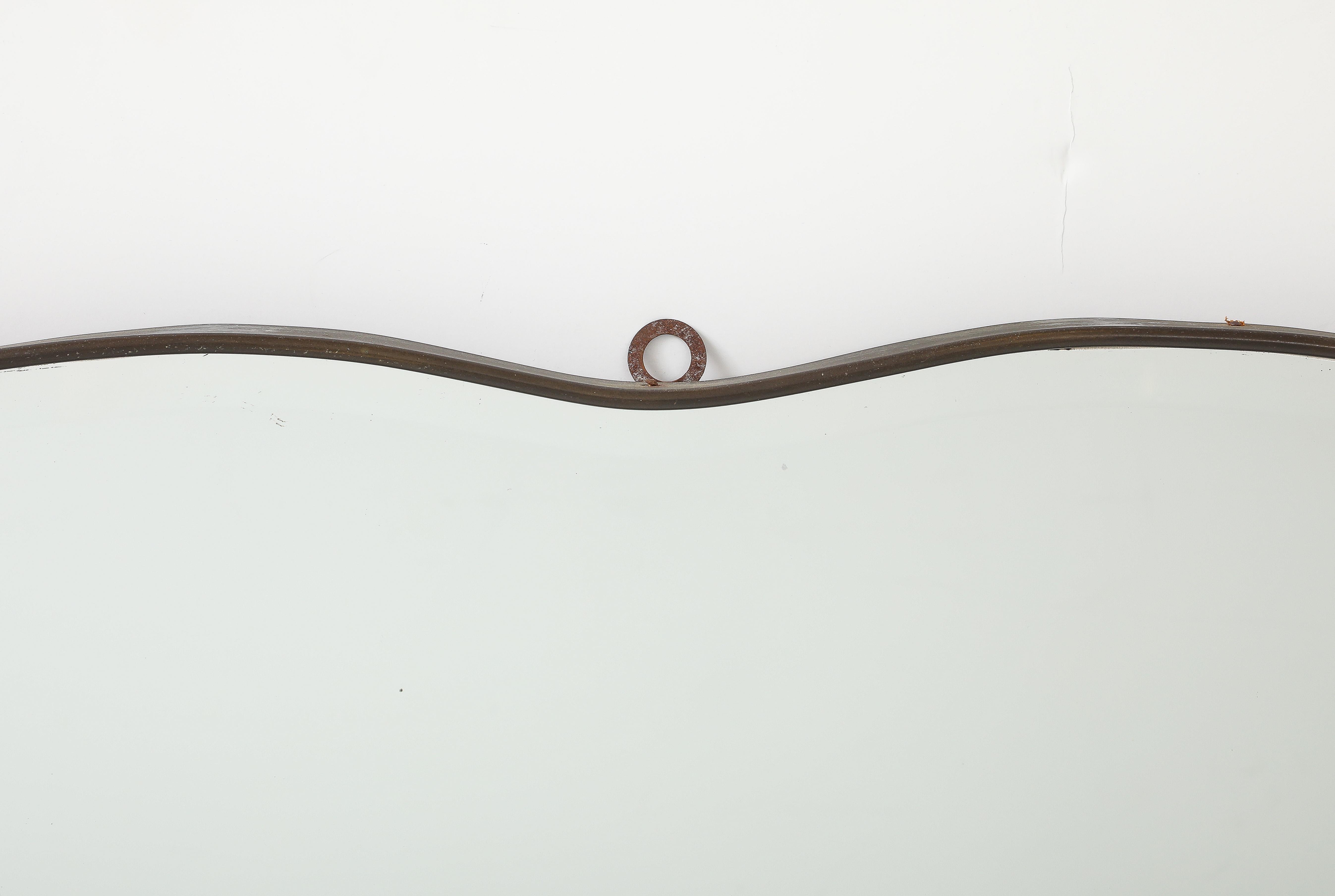 italien Miroir biseauté moderniste incurvé en laiton, Italie, années 1950 en vente