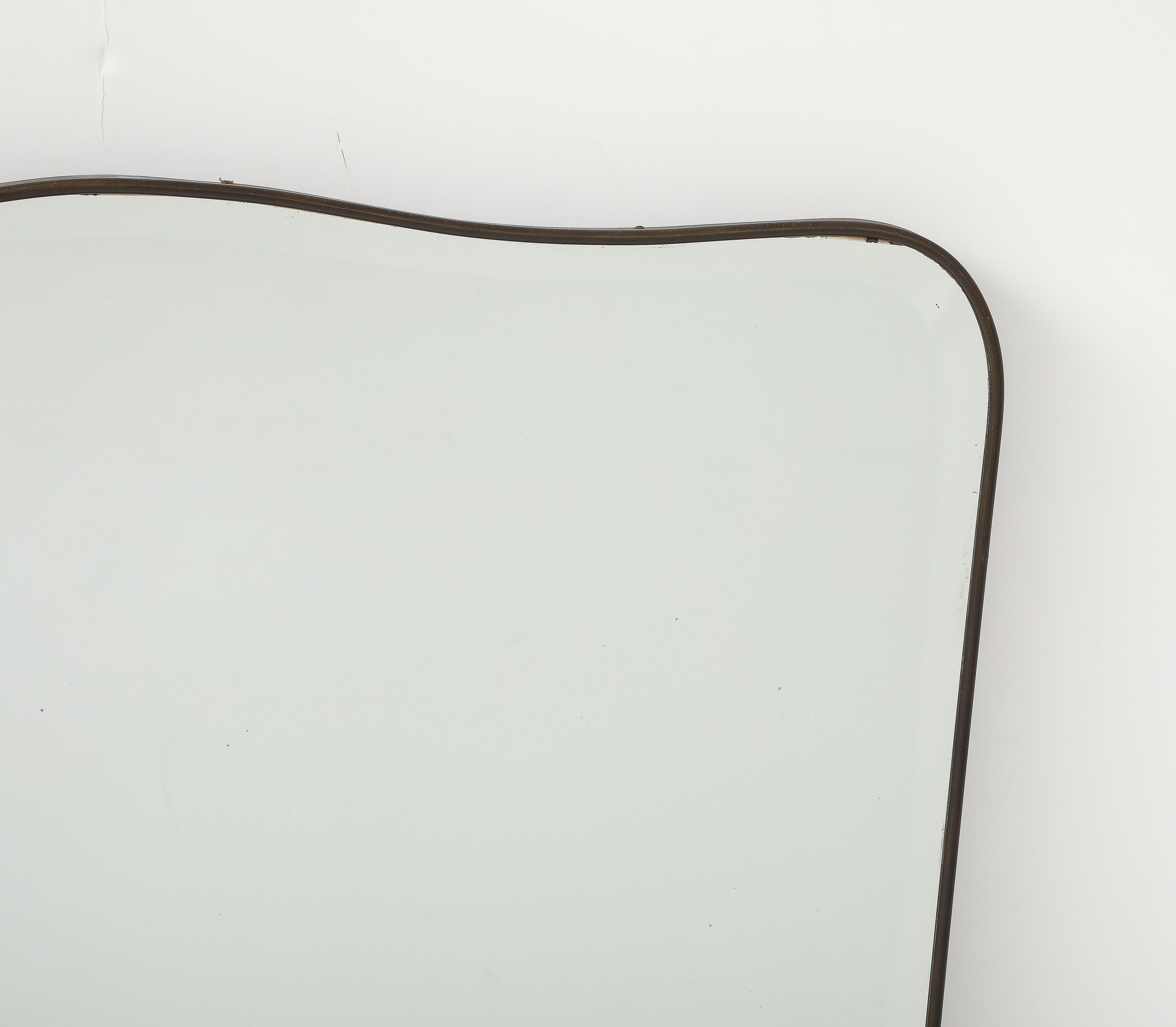 Miroir biseauté moderniste incurvé en laiton, Italie, années 1950 Bon état - En vente à Brooklyn, NY