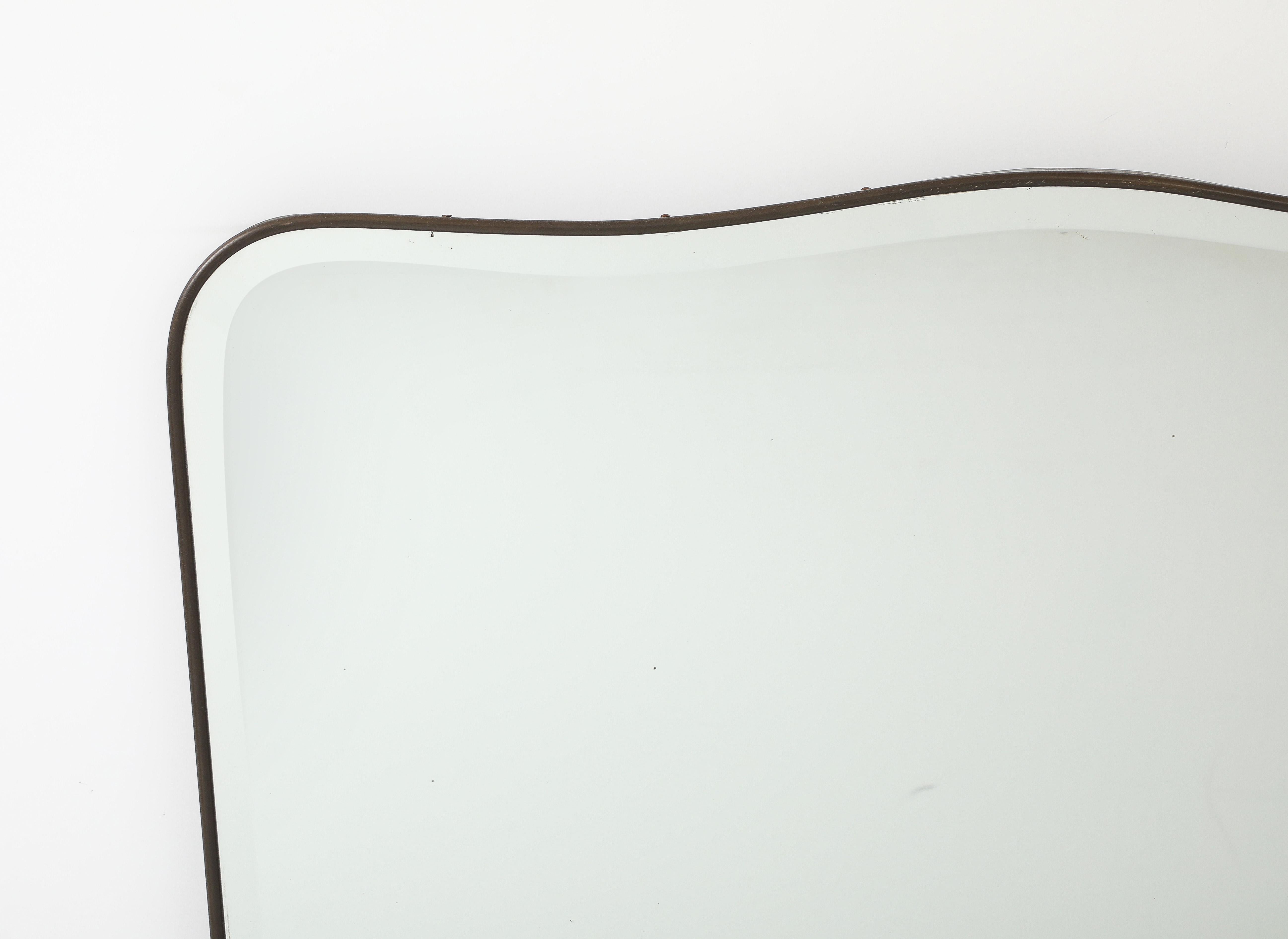 Milieu du XXe siècle Miroir biseauté moderniste incurvé en laiton, Italie, années 1950 en vente