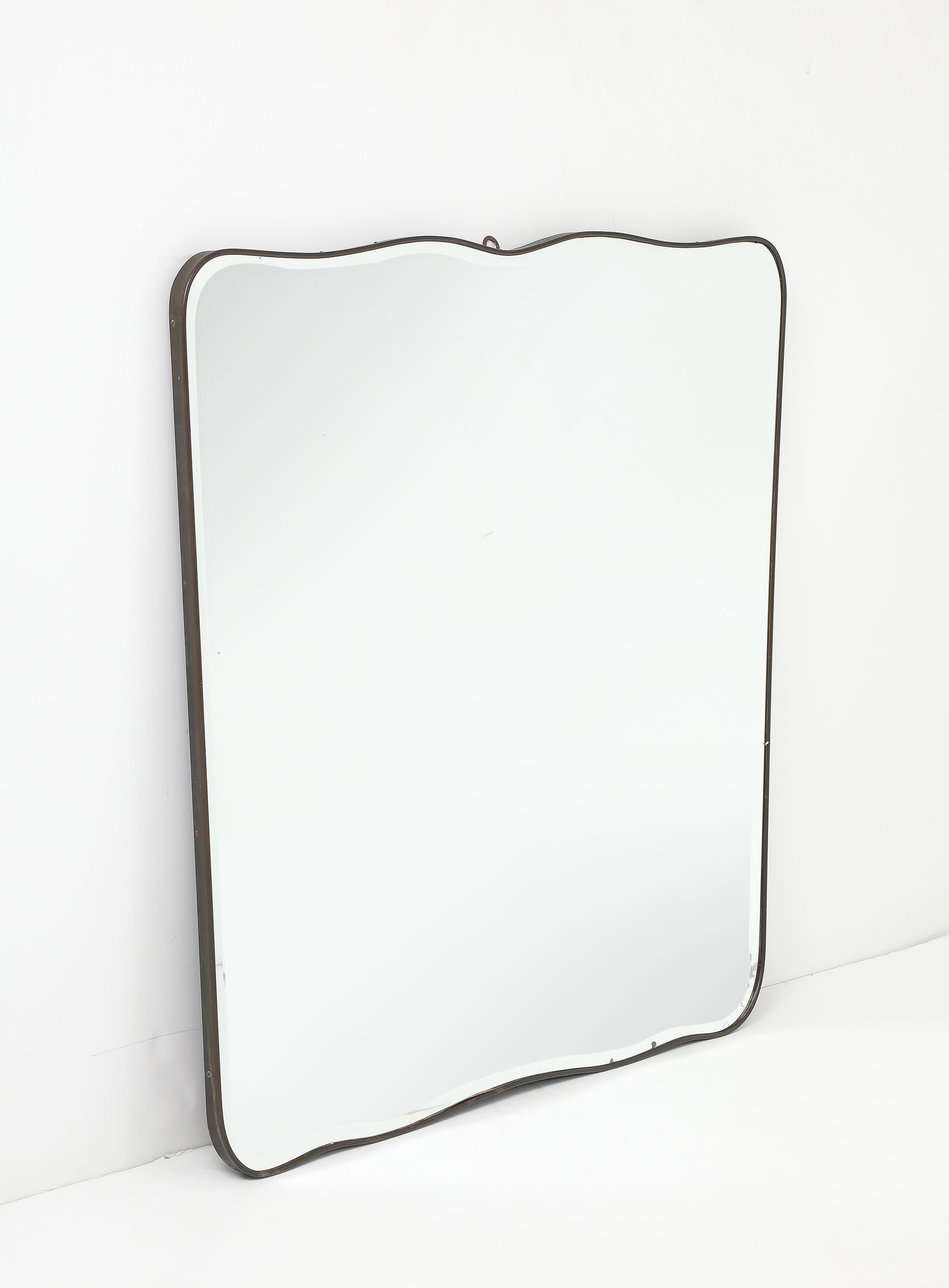 Laiton Miroir biseauté moderniste incurvé en laiton, Italie, années 1950 en vente