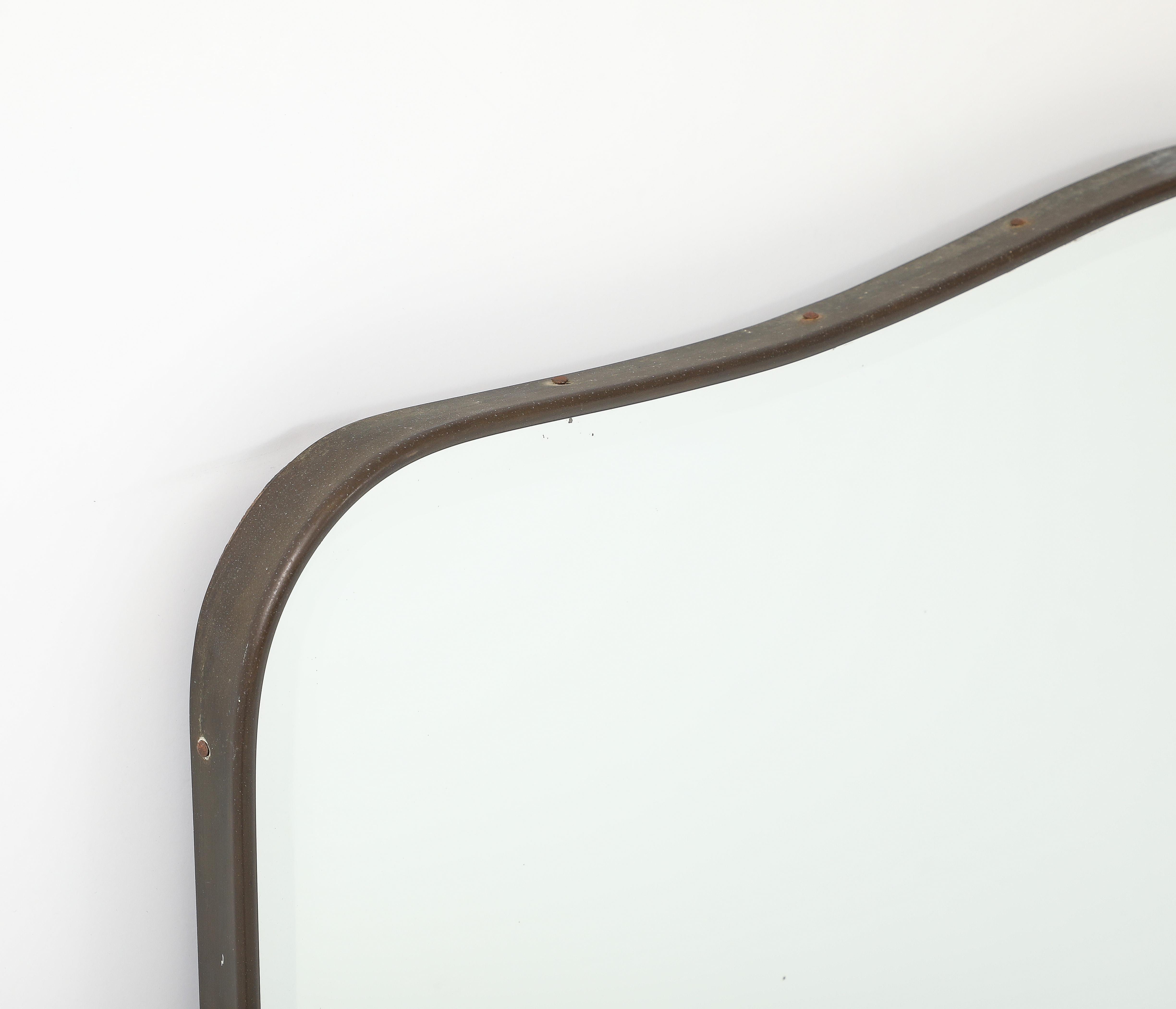 Miroir biseauté moderniste incurvé en laiton, Italie, années 1950 en vente 2
