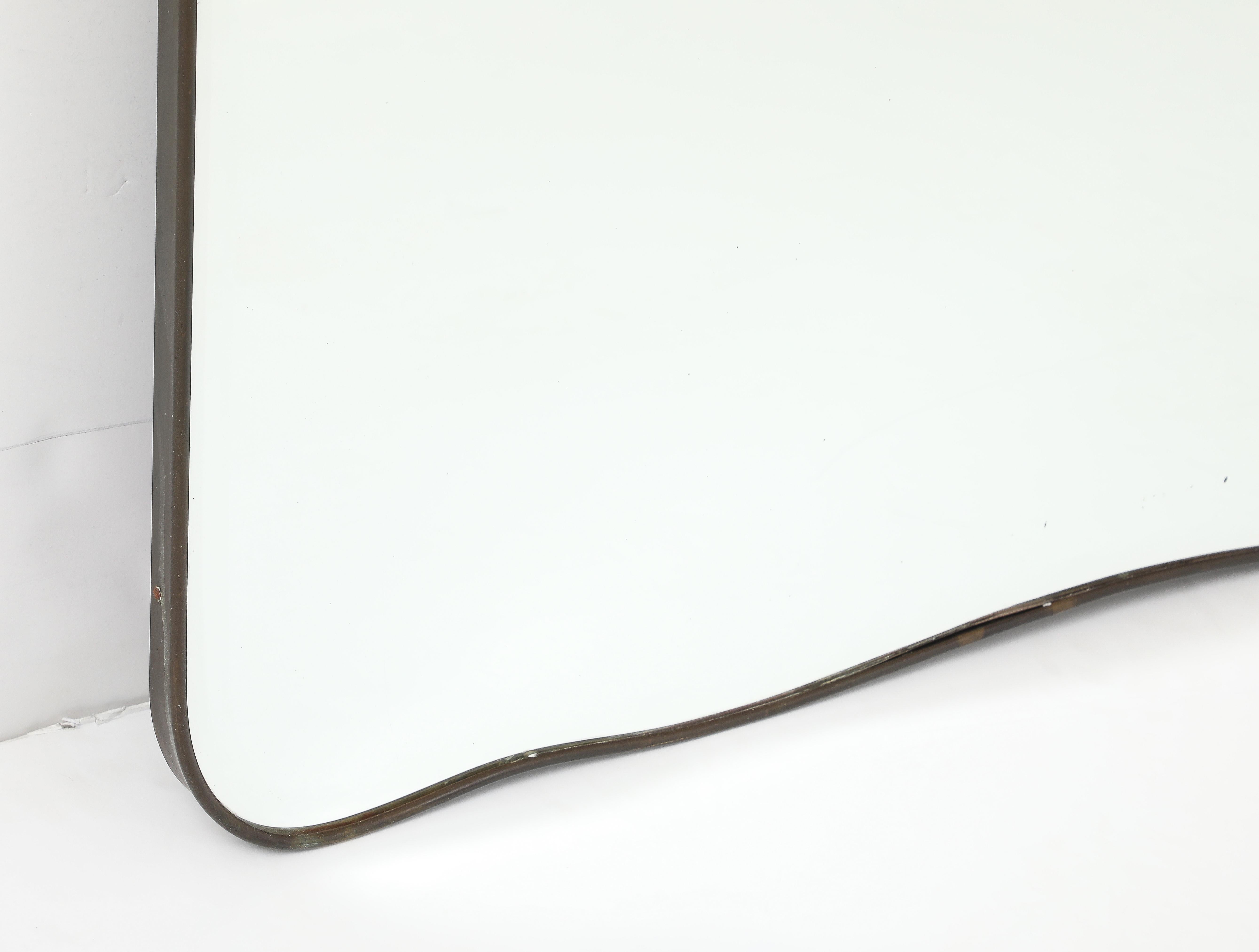 Miroir biseauté moderniste incurvé en laiton, Italie, années 1950 en vente 3