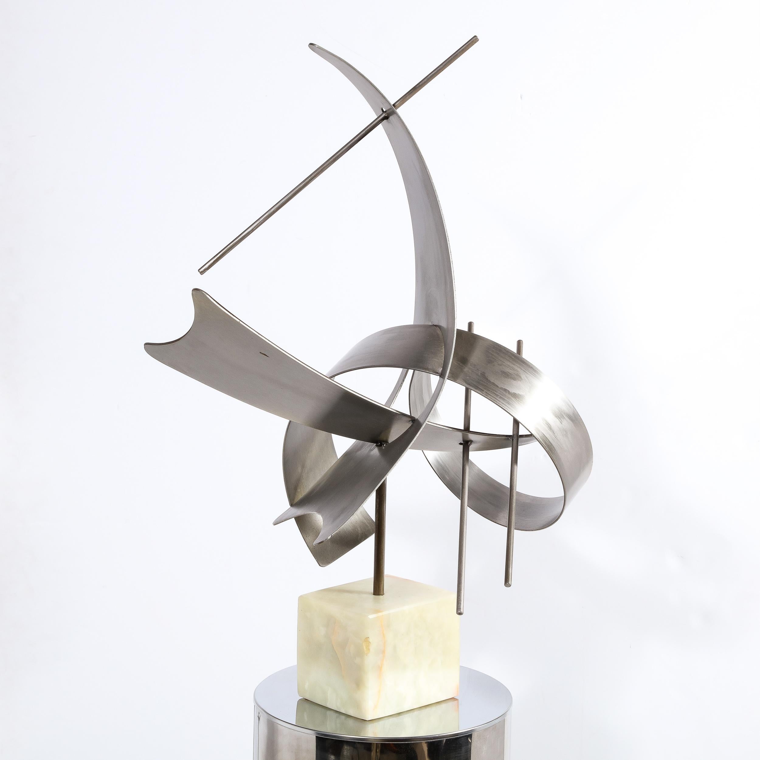 Modernistische geschwungene Skulptur aus gebürstetem Aluminium mit Onyxsockel, signiert Curtis J im Angebot 3