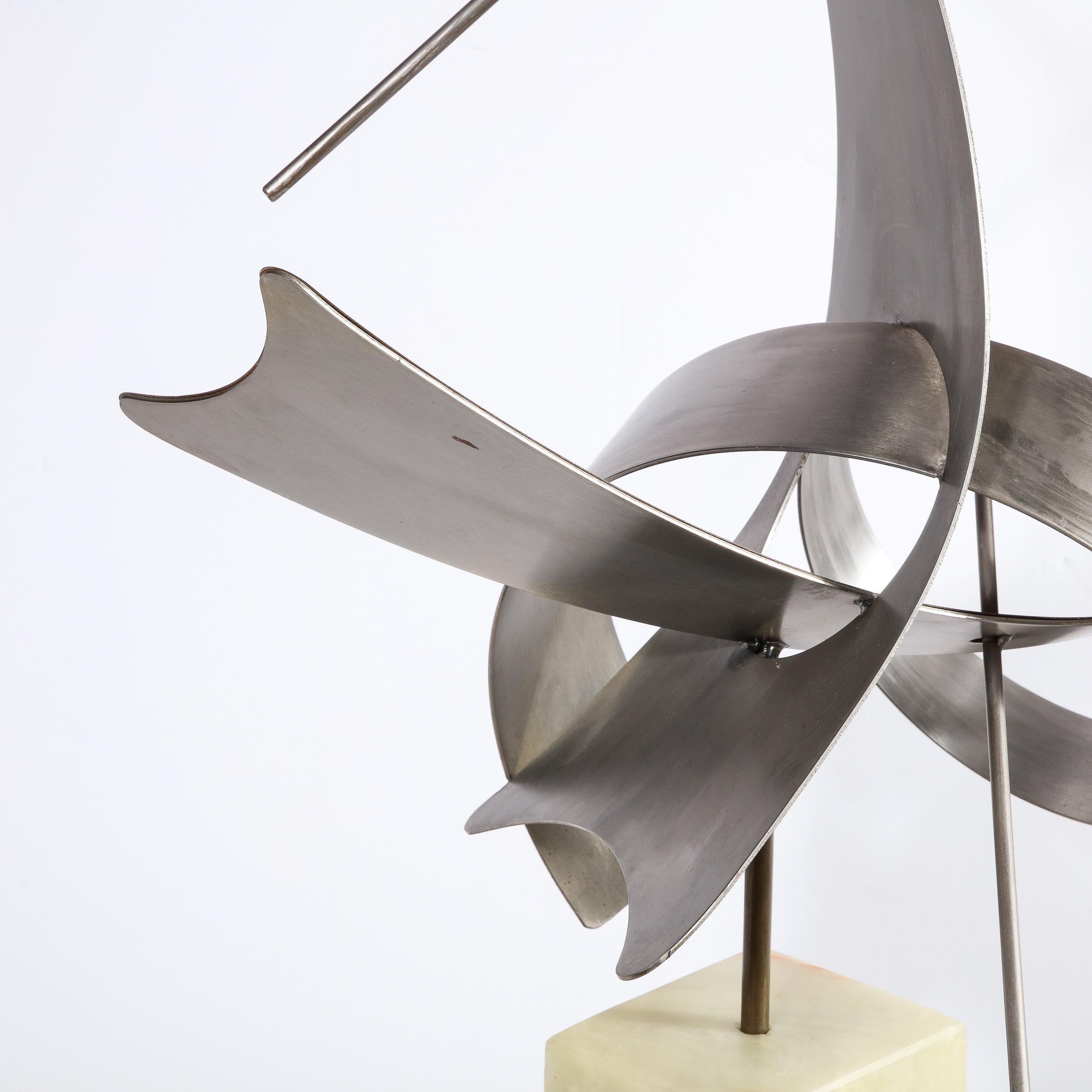 Modernistische geschwungene Skulptur aus gebürstetem Aluminium mit Onyxsockel, signiert Curtis J im Angebot 4