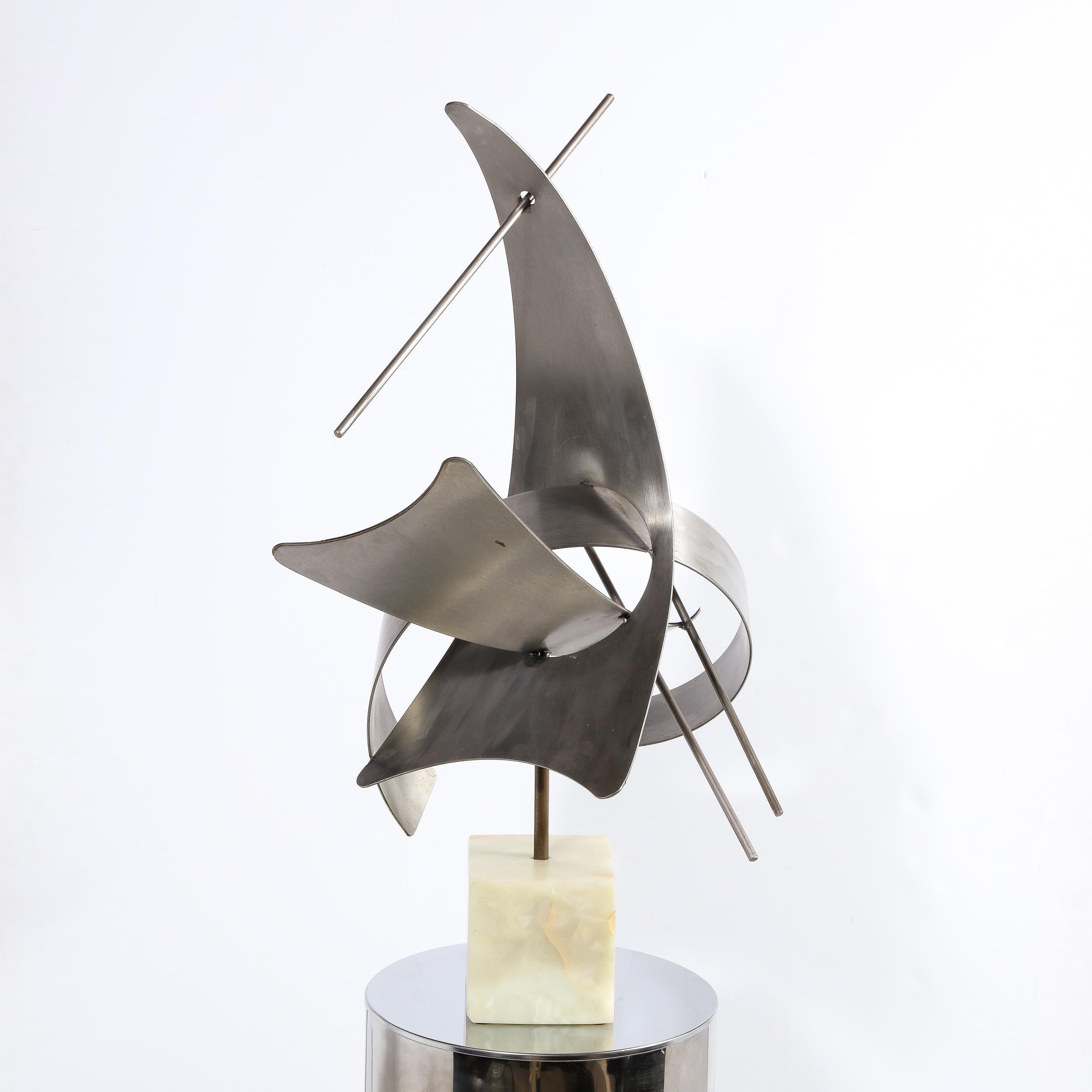 Modernistische geschwungene Skulptur aus gebürstetem Aluminium mit Onyxsockel, signiert Curtis J im Angebot 6